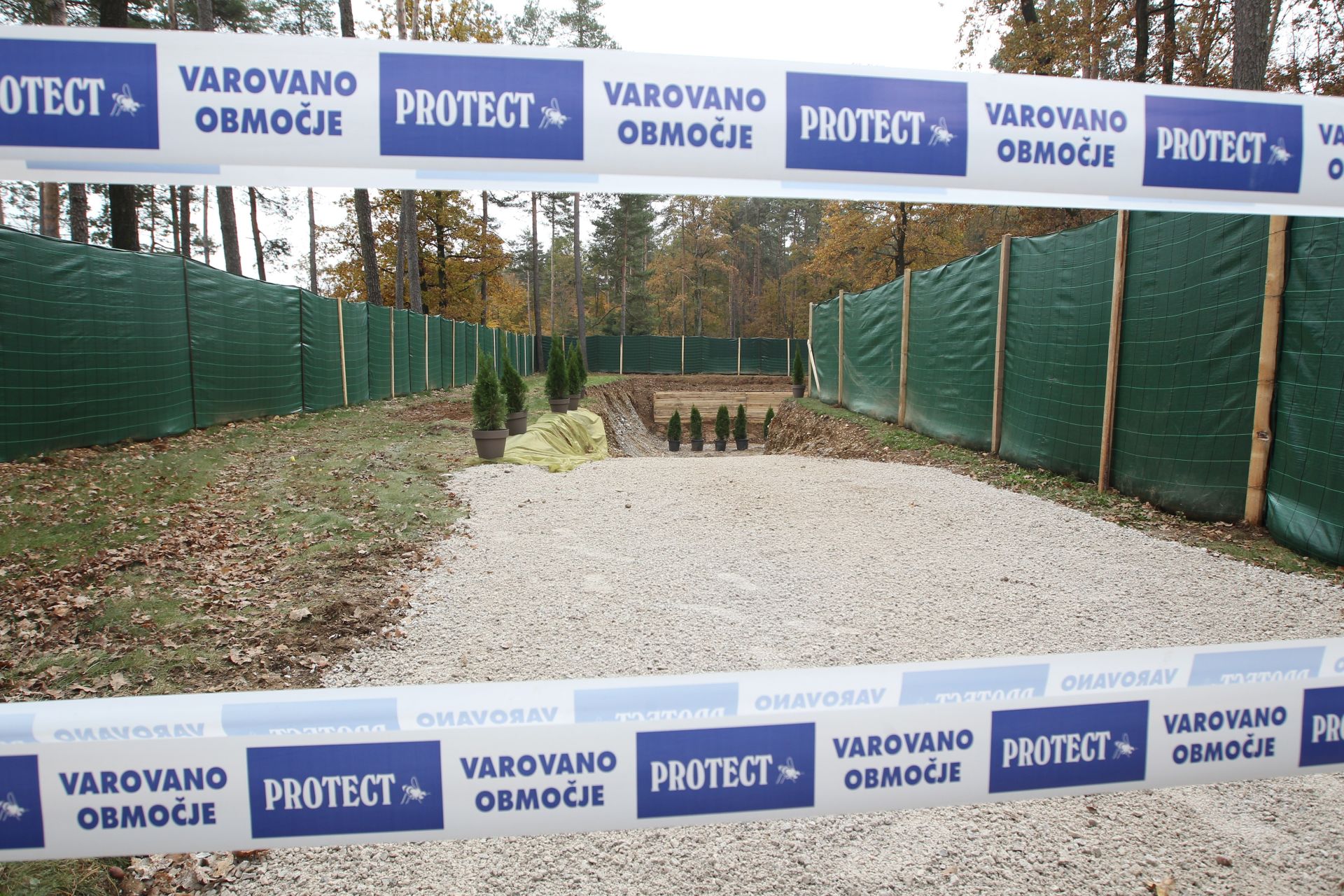 27.10.2016., Tezno, Slovenija - Predsjednica RH Kolinda Grabar-Kitarovic je s Predsjednikom Republike Slovenije, Borutom Pahorom, polozila vijence i odala pocast zrtvama masovne grobnice Huda Jama u spomen parku Dobrava u Teznom kraj Maribora. 
Photo: Boris Scitar/Vecernji list/PIXSELL