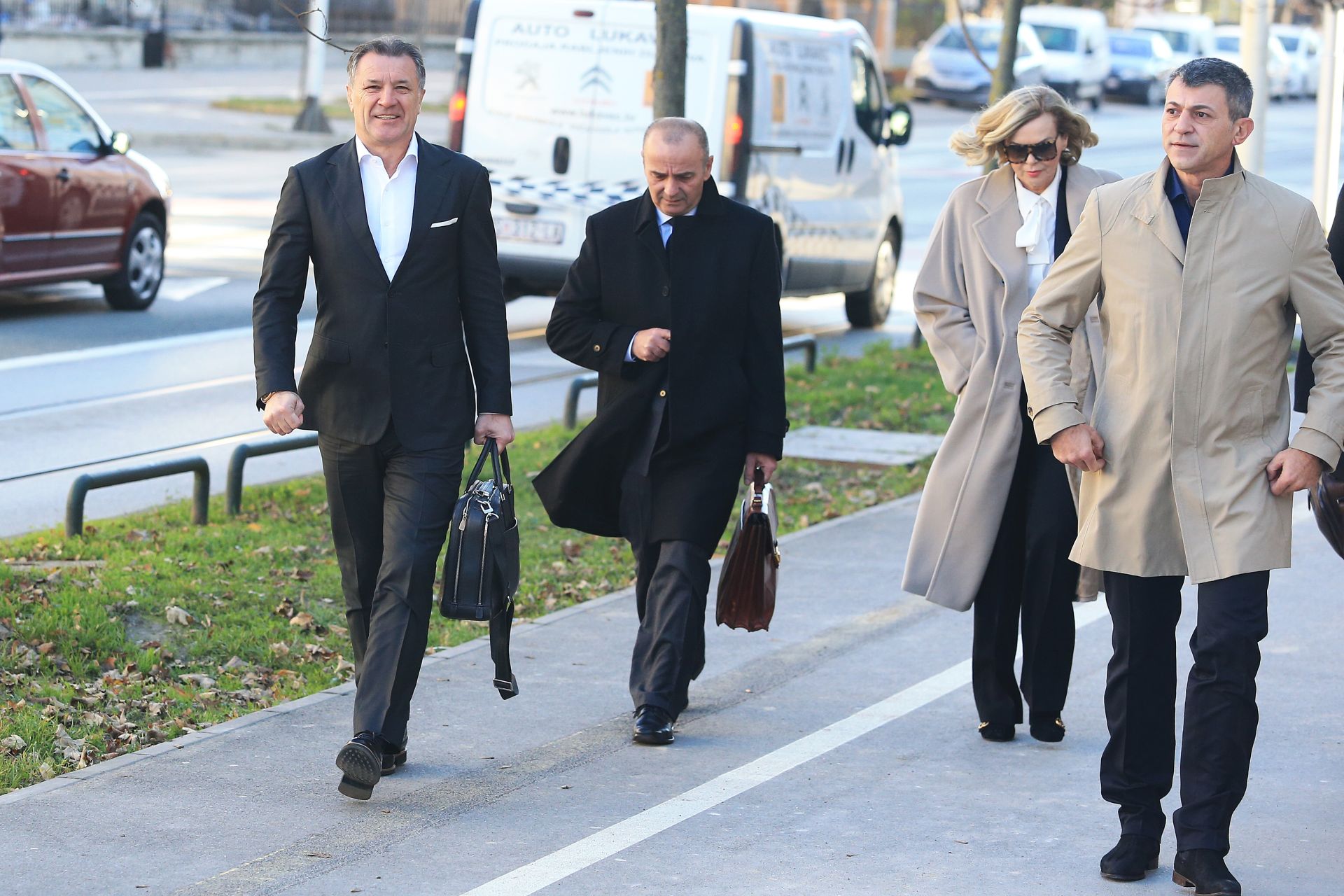 29.11.2016., Osijek - Dolazak Zdravka Mamica i Milana Pernara u pratnji odvjetnika na sjednicu optuznog vijeca na Zuoanijskom sudu u slucaju koji se vodi protiv brace Mamic, Damira Vrbanovica i poreznika Milana Pernara. Zdravko mamic, Milan Pernar, Jadranka Slokovic. Photo: Davor Javorovic/PIXSELL