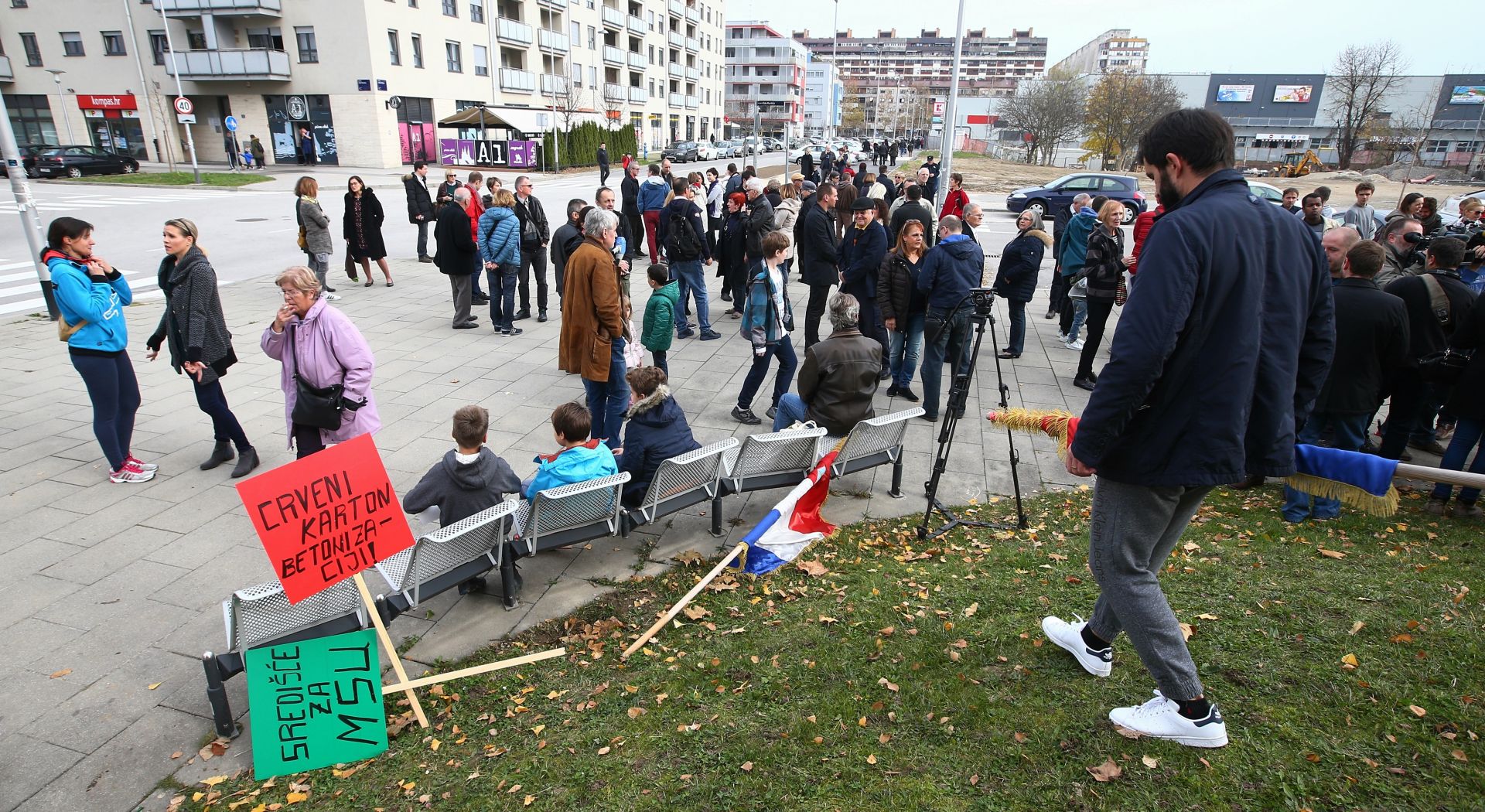 19.11.2016., Zagreb - Gradjani novozagrebackog naselja Sredisce, okupljeni u gradjansku inicijativu Sumrak gradnje u Srediscu - Sredisce za MSU!, odrzali su mirni prosvjed pod nazivom 5 do 12 kojim zele ocuvati Muzej suvremene umjetnosti, zelene oaze i humana urbanisticka rjesenja Novog Zagreba. Prosvjedom zele ukazati na netransparentne izmjene urbanistickih planova, megalomansku gradnju tik uz MSU, buduci prometni kolaps u njihovoj cetvrti, zbog trgovackog centra i zgrade. Protiv trajnog narusavanja su vizure humanog urbanizma u Srediscu i Novom Zagrebu, a sve u cilju zastite kulturnog dobra Grada. 
Photo: Zeljko Lukunic/PIXSELL