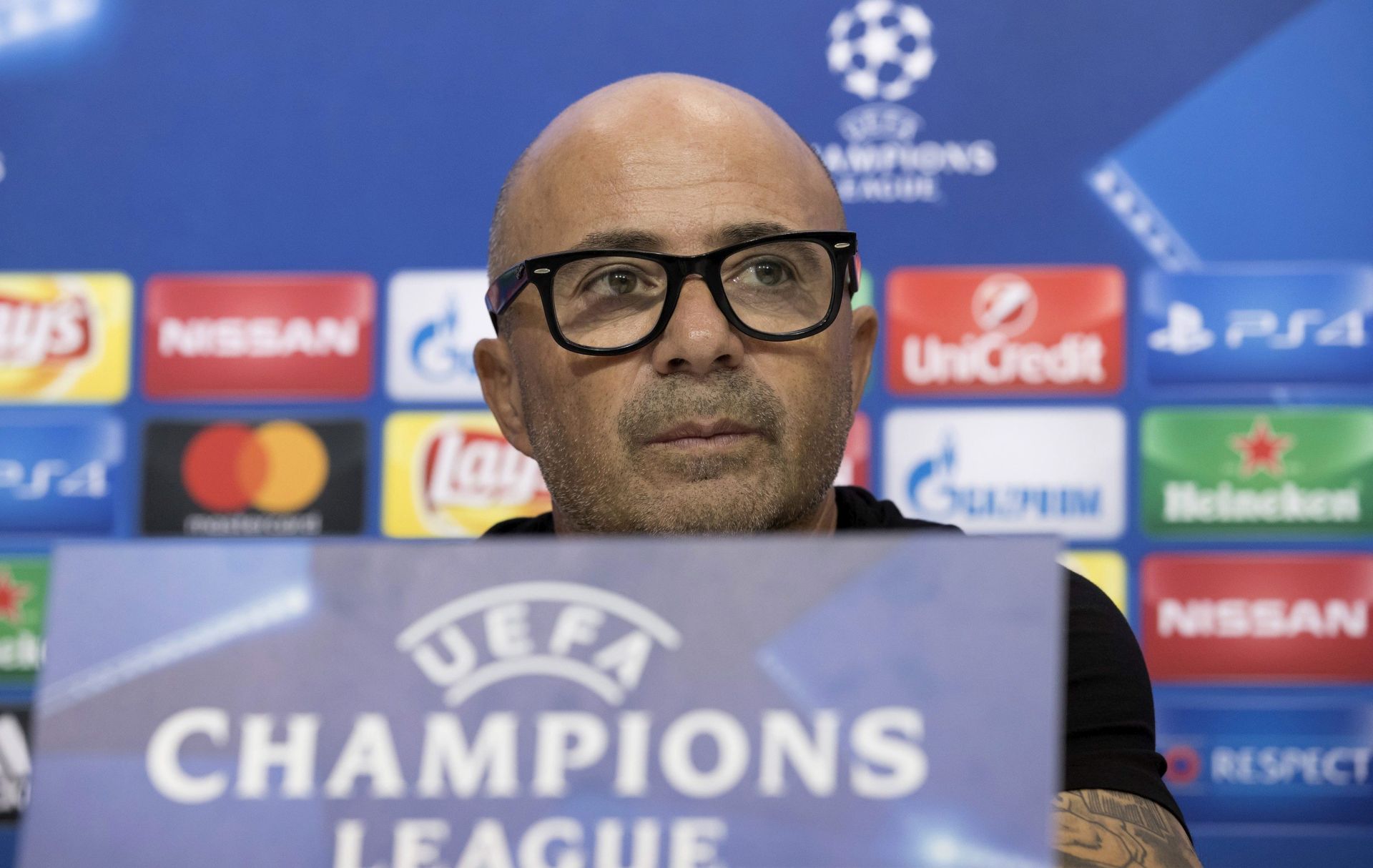 epa05612595 Head coach of Sevilla FC, Jorge Sampaoli, attends a press conference in Seville, Spain, 01 November 2016. Sevilla FC will face GNK Dinamo Zagreb in an UEFA Champions League group stage soccer match at the Sanchez Pizjuan stadium on 02 November 2016.  EPA/JULIO MUNOZ