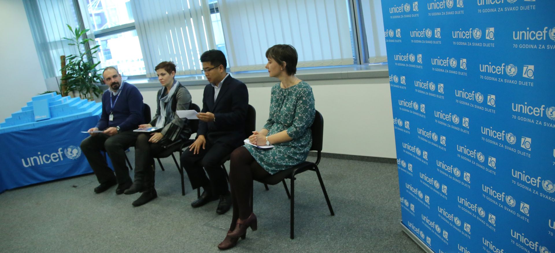 Zagreb, 29.11.2016. - UNICEF æe zdravstvenim ustanovama, ustanovama socijalne skrbi, te obrazovnim ustanovama diljem Hrvatske ustupiti 60 tableta koje je donirao Samsung u okviru projekta "Potpomognuta komunikacija". Na fotografiji Ivan Polojac, Jasmina Ivac Pavlia, TH Hwang, Valentina Otmaèiæ.
foto HINA/ Lana SLIVAR DOMINIÆ/ lsd