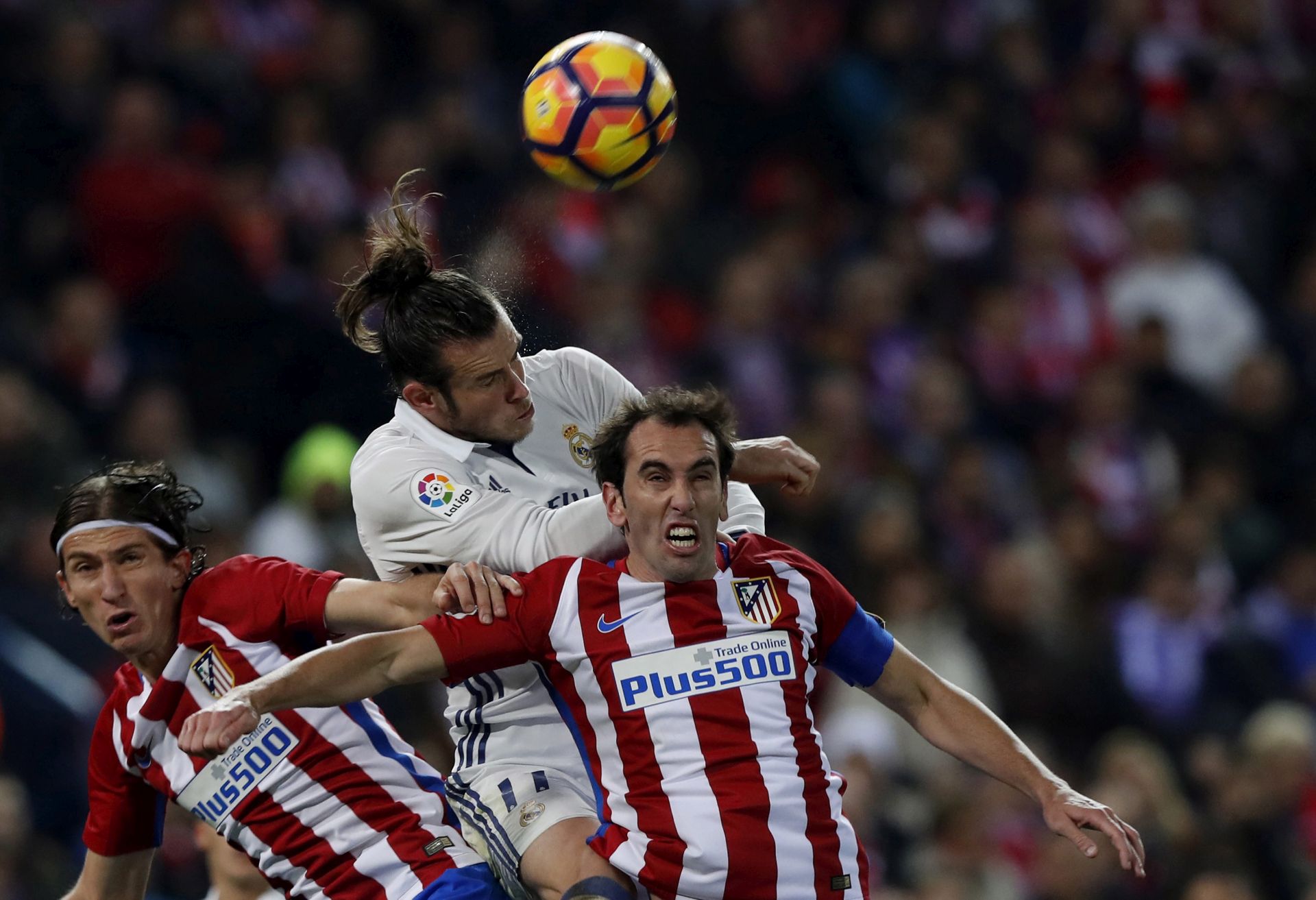 epa05638908 Real Madrid's Welsh striker Gareth Bale (C) battles for the ball with Atletico Madrid's Juanfran Torres (R) and Filipe Luis (L) during the Spanish Liga's Primera Division match between Atletico Madrid and Real Madrid at Vicente Calderon stadium in Madrid, central Spain, 19 November 2016. entral Spain, 19 November 2016.  EPA/CHEMA MOYA