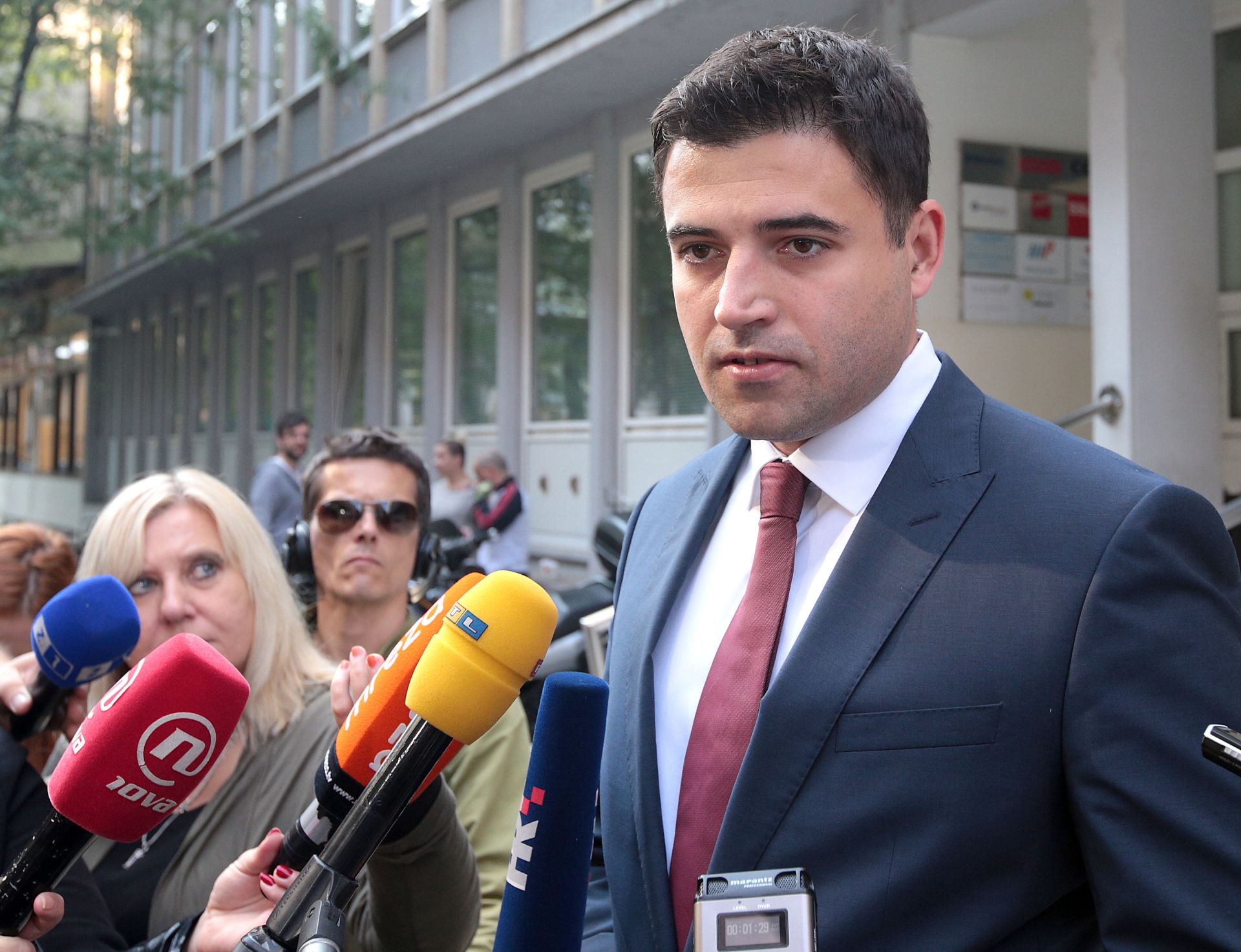 27.09.2016., Zagreb - Kandidat za predsjednika SDP-a Davor Bernardic predao je danas u sjedistu stranke svoju kandidaturu.
Photo: Patrik Macek/PIXSELL
