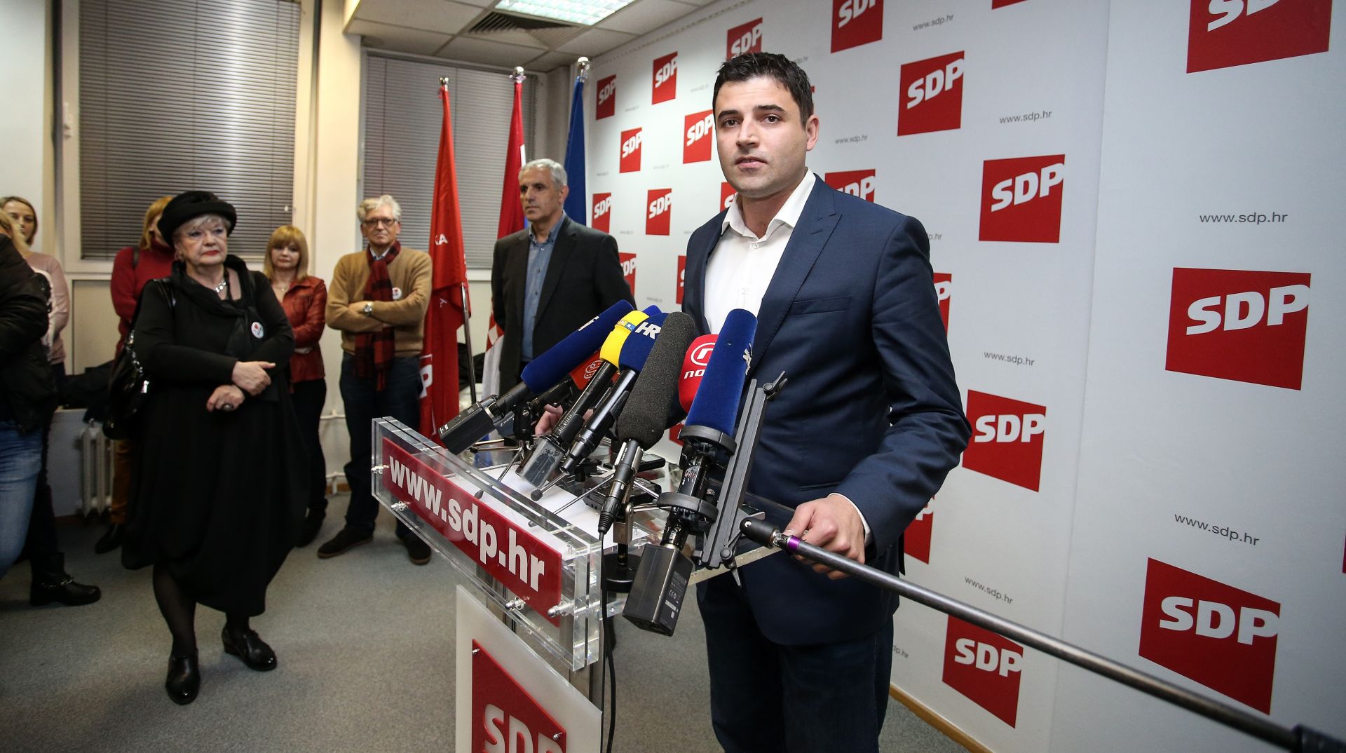 19.11.2016., Zagreb - Prema prvim nesluzbenim rezultatima, nitko od sedam kandidata za predsjednika SDP-a nije osvojio natpolovicnu vecinu glasova clanova stranke, a u drugi izborni krug za tjedan dana idu dvojica najbolje plasiranih Davor Bernardic i Ranko Ostojic.  
Photo: Petar Glebov/PIXSELL