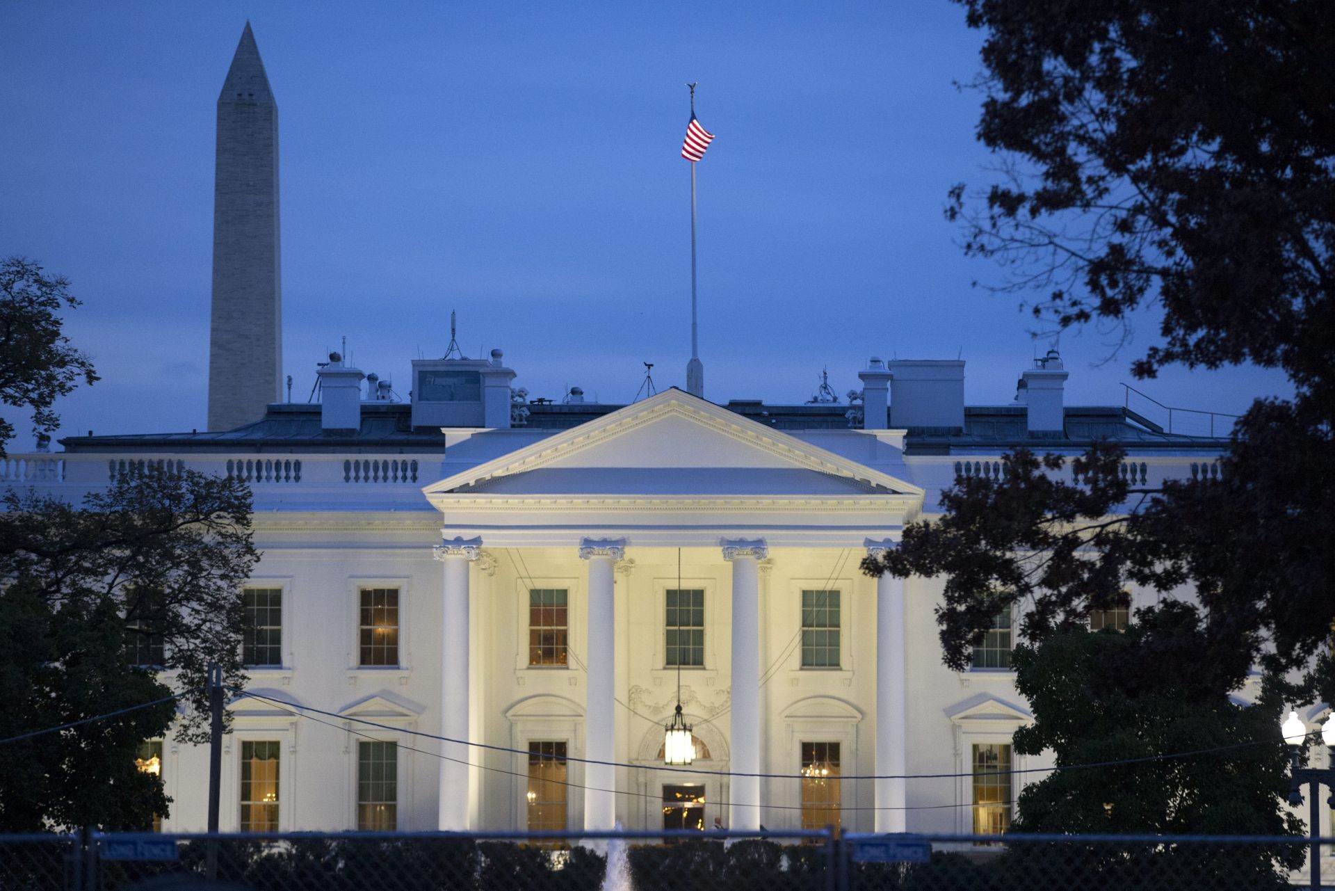 epa05623230 The White House is seen at sunset in Washington, DC, USA, 08 November 2016. Americans vote on Election Day to choose the 45th President of the United States of America to serve from 2017 through 2020.  EPA/MICHAEL REYNOLDS