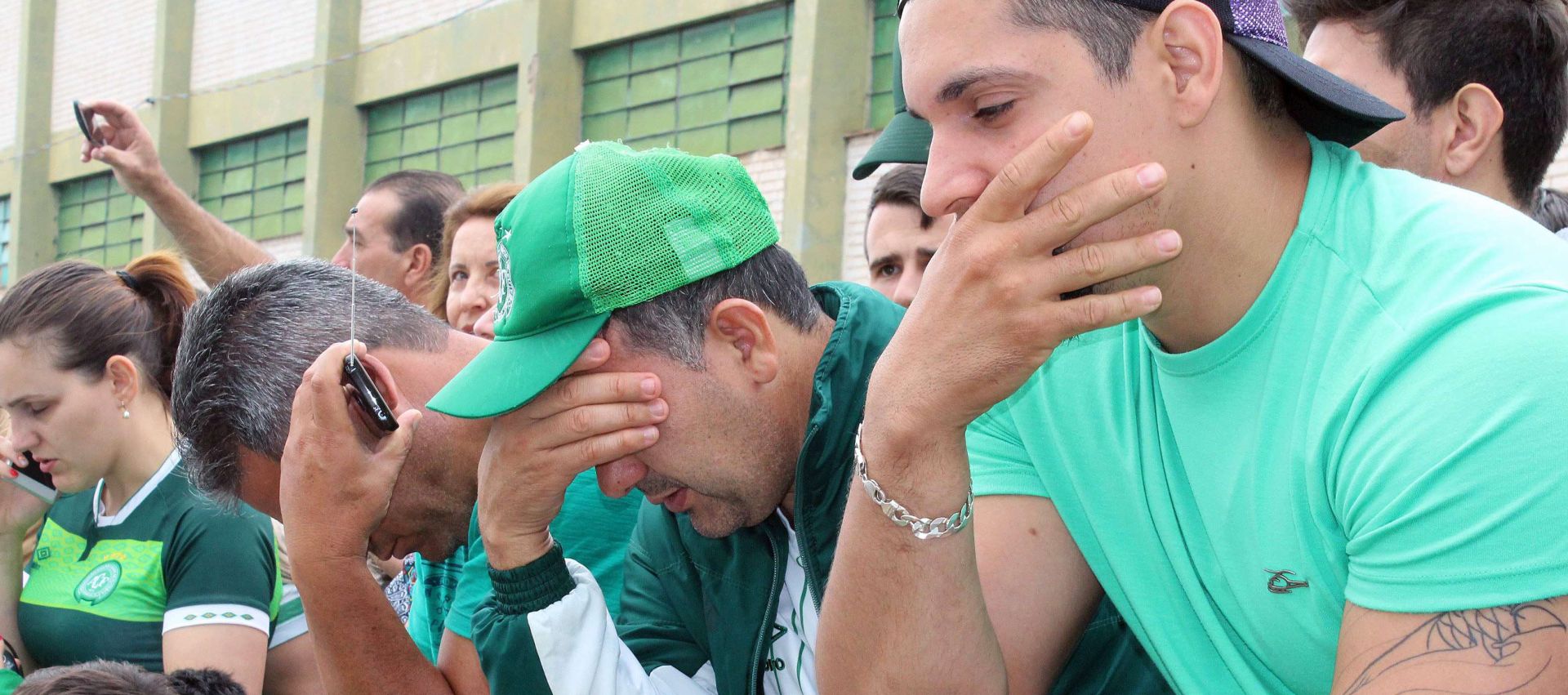 epa05652231 Fans pay tribute to members of the Chapecoense team in front of the club headquarters, in the city of Chapeco, Brazil, 29 November 2016, after the team's plane crashed on 28 November as it approached the airport Jose Maria Cordoba de Medellin, to play the first leg of the Copa Sudamericana final against Atletico Nacional in Colombia.  EPA/BIA PIVA EDITORIAL USE ONLY/NO SALES/NO  EDITORIAL USE ONLY/NO SALES