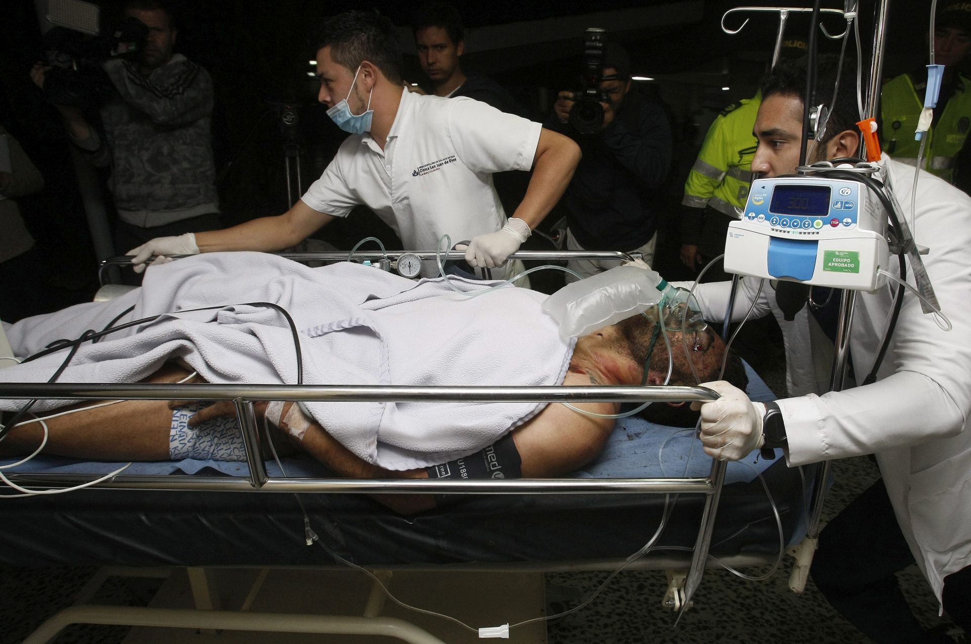 epa05651671 Medical staff from the San Juan de Dios hospital transfer 27-year-old Brazilian soccer player Alan Ruschel as he arrives to La Ceja in Colombia on 29 November 2016, after surviving a plane crash. Ruschel is said to be the first survivor after a plane reportedly carrying 81 people, including the players of the Brazilian soccer club Chapecoense, crashed in a mountainous area outside Medellin as it was approaching the Jose Maria Cordoba airport. The cause of the incident is yet unknown. The Chapecoense were scheduled to play in the Copa Sudamericana final against the Medellin's Atletico Nacional on 30 November.  EPA/LUIS EDUARDO NORIEGA A.