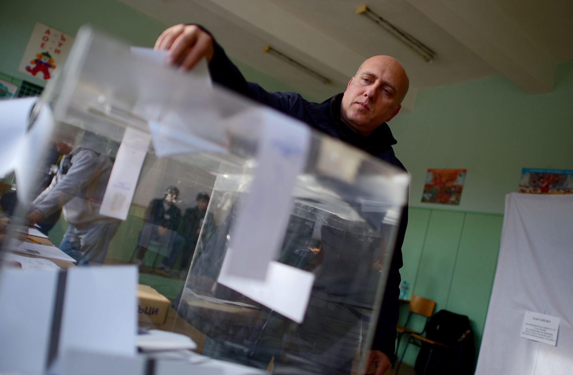 epa05619559 A Bulgarian casts his vote in the Presidential elections in Bulgaria at a polling station in the town of Pleven, Bulgaria, 06 November 2016. Bulgaria holds the first round of a presidential election with a total of 21 candidates competing for the highest state office in the poorest EU member state. Although the Bulgarian president is elected in a direct vote, unlike the presidents of the USA or France, he has far smaller political powers. According to opinion polls, the new Bulgarian head of state will be elected in a second round of the vote, probably on 13 November 2016, because no candidate is expected
to receive the required majority of more than 50 per cent of the votes in the first round.  EPA/VASSIL DONEV