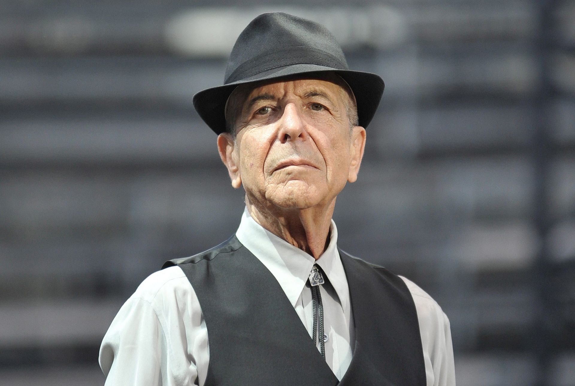 epa04410292 (FILE) The file picture dated 20 August 2009 shows Canadian singer and author Leonard Cohen performing on stage in the arena in Nimes, France. Cohen will celebrate his 80th birthday on 21 September 2014.  EPA/YOAN VALAT