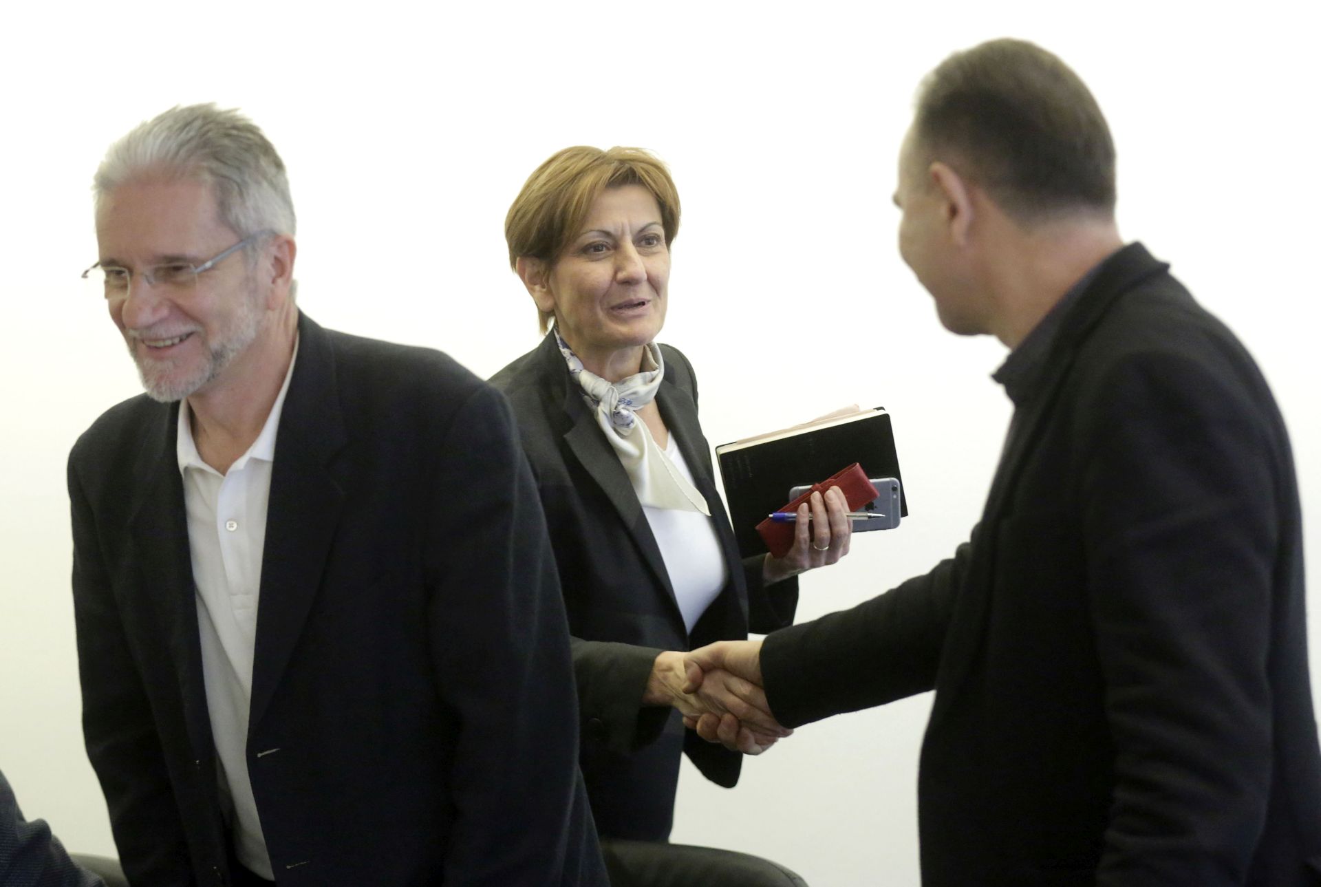 Zagreb, 16.11.2016 - Predstavnici sindikalnih sredinjica sastali su se s ministricom gospodarstva, malog i srednjeg poduzetnitva i obrta Martinom Daliæ, s kojom su razgovarali o daljnjoj meðusobnoj suradnji. Na Kreimir Sever, ministrica Martina Daliæ i Mladen Novosel.
foto HINA/ Denis CERIÆ /dc
