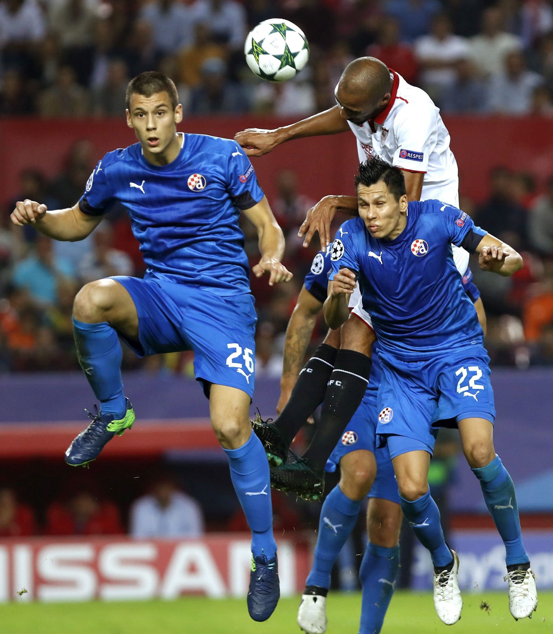 epa05614832 Sevilla's French striker Steven N'Zonzi (R, up) goes for a header against Dinamo's players Filip Bnkovic (L) and Leonardo Sigali during the UEFA Champions league 4th round groups phase match between Sevilla and Dinamo Zagreb at Ramon Sanchez Pizjuan stadium in Seville, Andalusia, Spain, 02 November 2016.  EPA/Julio Munoz