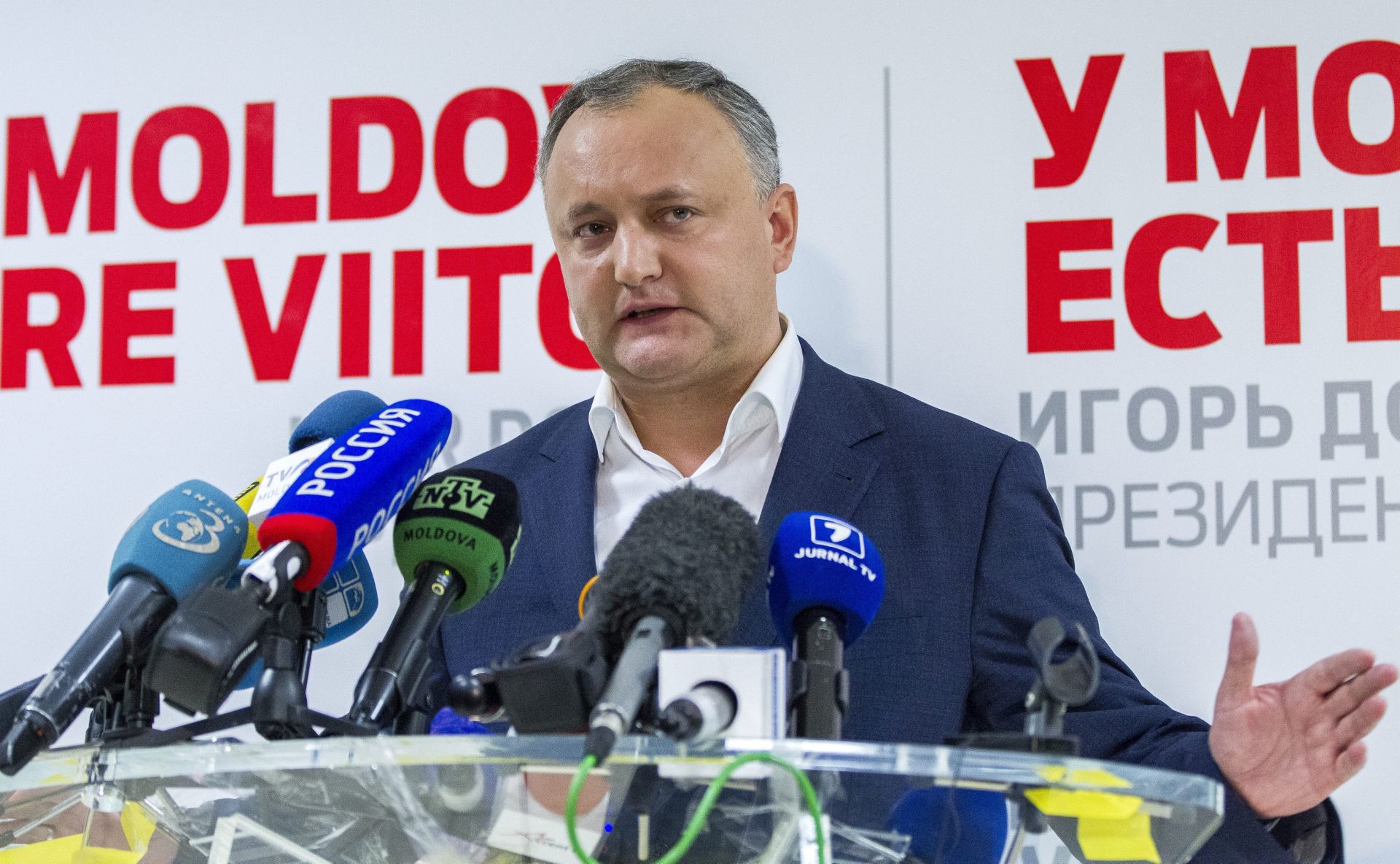 epa05630636 The leader of Socialist Party, Igor Dodon, speaks to media after the end of the second round of presidential elections in Chisinau, Moldova, 13 November 2016. Initial results suggest the pro-Russian candidate Igor Dodon has won the presidential race.  EPA/DUMITRU DORU