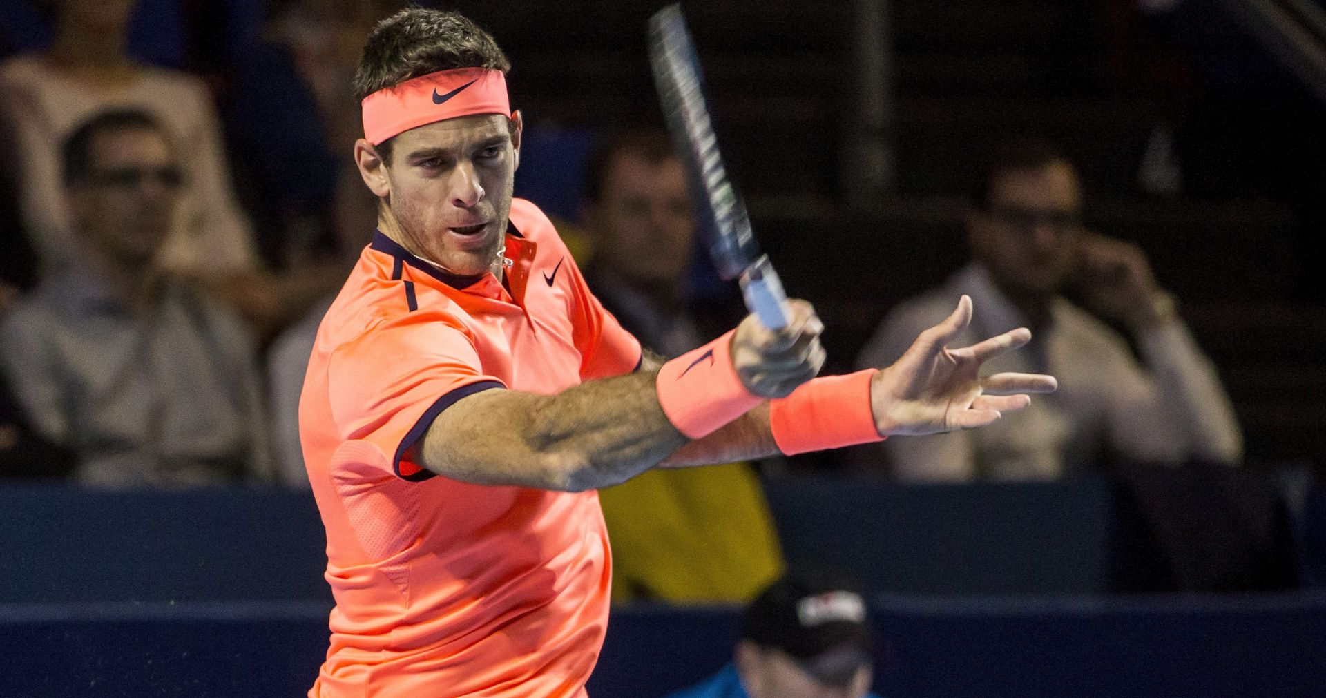 epa05607391 Argentina's Juan Martin Del Potro returns to Japan's Kei Nishikori during their quarter final match at the Swiss Indoors tennis tournament at the St. Jakobshalle in Basel, Switzerland, 28 October 2016.  EPA/ALEXANDRA WEY