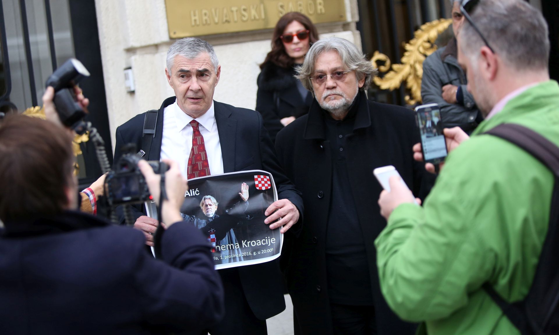 Zagreb, 24.11.2016 - Zastupnik eljko Glasnoviæ i Boidar Aliæ odrali su konferenciju za medije ispred Hrvatskog sabora na temu zabranjene predstave. Na fotografiji Boidar Aliæ, eljko Glasnoviæ. foto HINA/ Daniel KASAP / dk