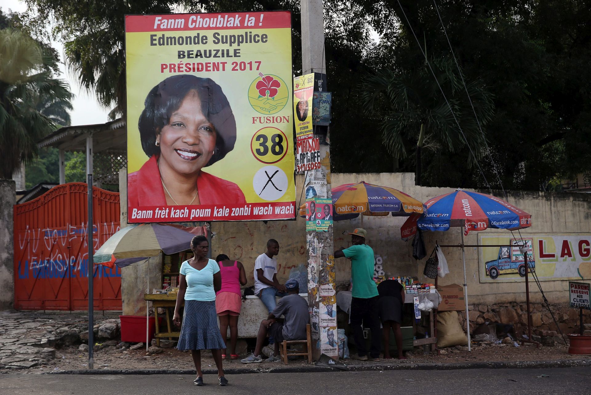 epa05635073 Haitians in the streets a few days before the presidential elections in Port Au Prince, Haiti, 17 November 2016. Presidential elections will be held in Haiti on 20 November 2016 for the first round of voting and a possible second round is scheduled to be held on 29 January 2017 if no candidate receives a majority.  EPA/ALEJANDRO ERNESTO