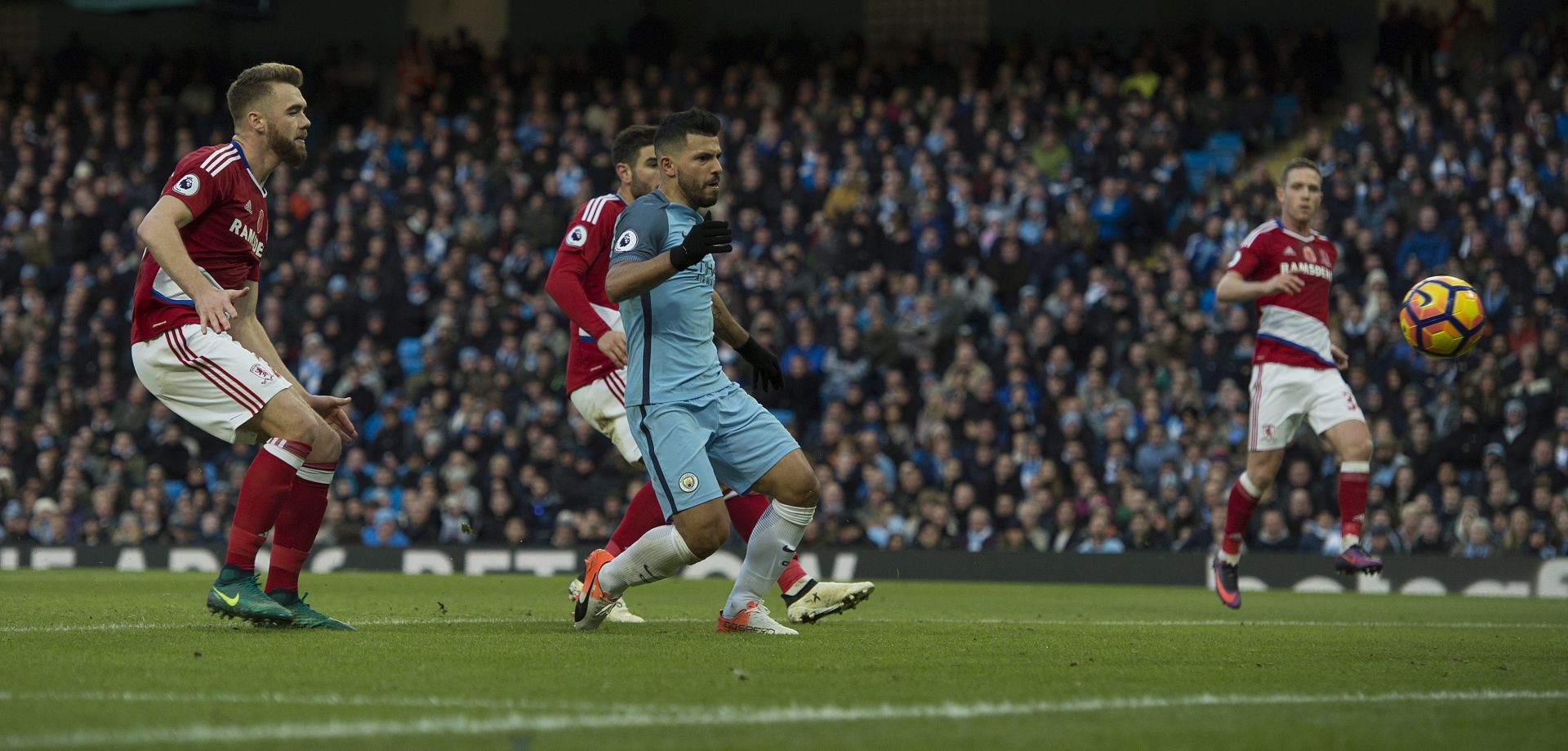 epa05618914 Manchester City's Sergio Aguero scores the opening goal during the English Premier League soccer match between Manchester City and Middlesbrough at The Etihad Stadium, Manchester, Britain, 05 November 2016.  EPA/PETER POWELL EDITORIAL USE ONLY. No use with unauthorized audio, video, data, fixture lists, club/league logos or 'live' services. Online in-match use limited to 75 images, no video emulation. No use in betting, games or single club/league/player publications EPA/PETER