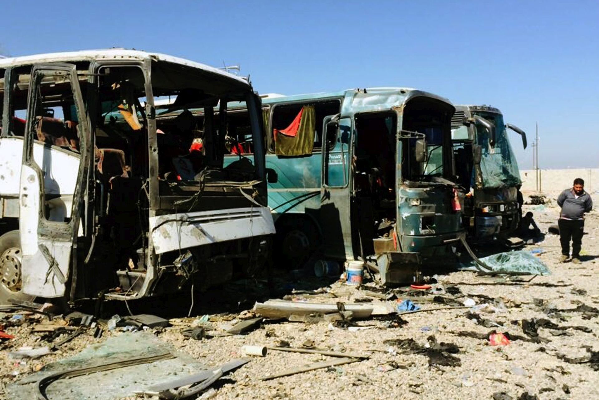 epa05619634 An Iraqi man inspects the site of a car bomb attack in Samara city, 200 km northern Baghdad, Iraq, 06 November 2016. At least 23 people were killed among them Shiite worshipers and dozens others were wounded, in two car bomb attacks targeted Samara and Tikrit, a security official said.  EPA/ALI MOHAMMED