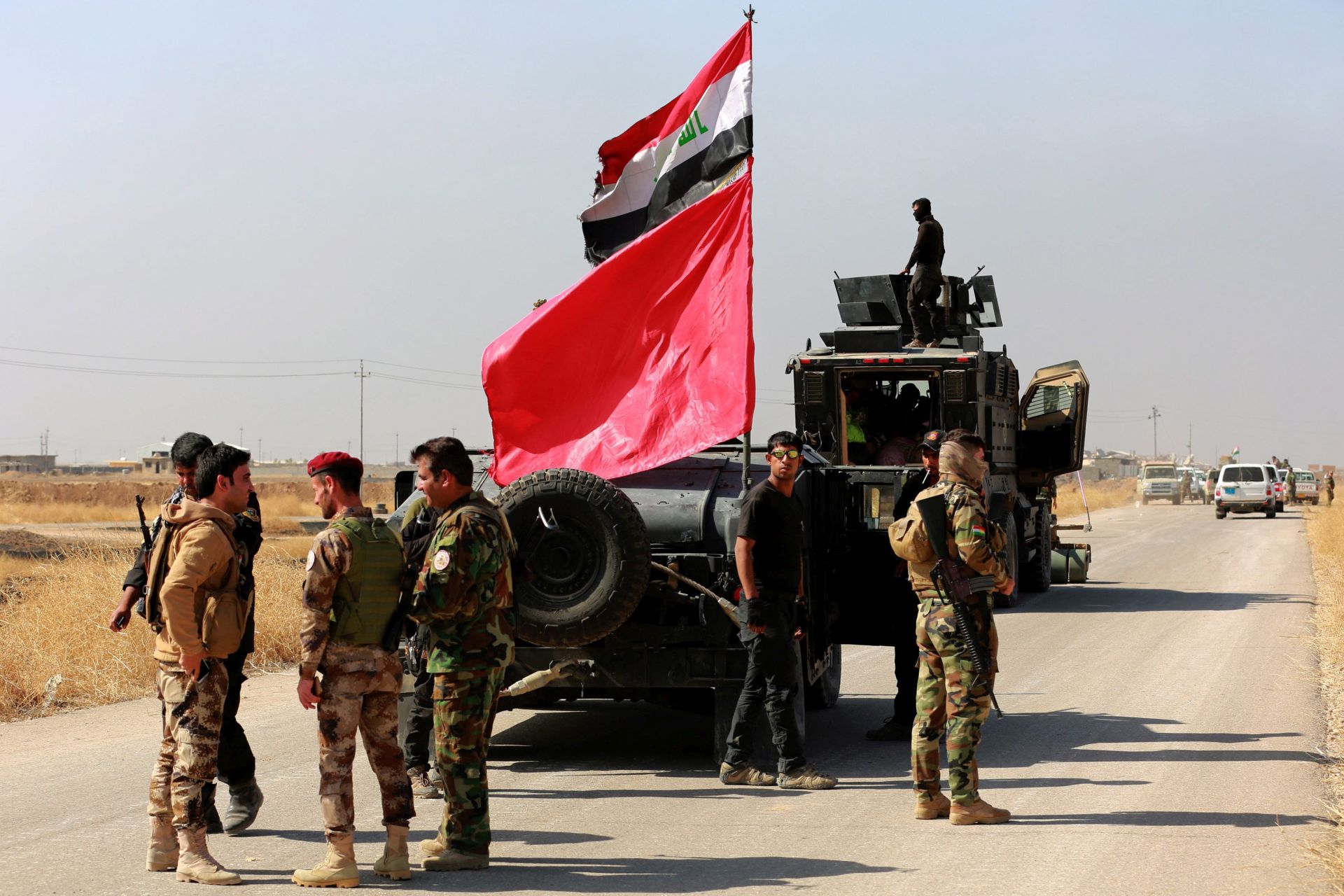 epa05590524 Members of Iraqi special forces take up position near Hamdaniyah town during a military operation to liberate several villages from the control of the so-called Islamic State (IS) militant group, east of Mosul, Iraq on 18 October 2016. Iraqi Prime Minister Haider al-Abadi said on 17 October that Iraqi forces started their military offensive to recapture the city of Mosul from IS. The operation, led by Kurdish Peshmerga, Iraqi government forces and allies, is backed by the US-led coalition. Iraq's second largest city, Mosul, fell under the jihadist militant group's control in June 2014.  EPA/AHMED JALIL