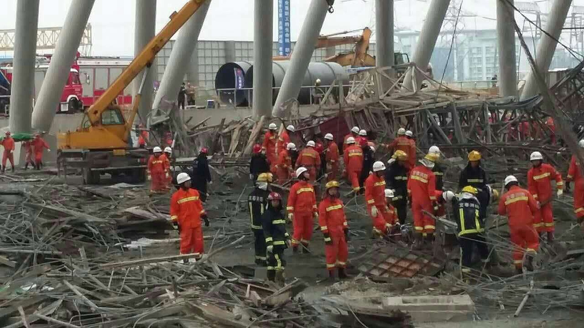 epa05645056 Chinese rescuers work at the accident site at the Fengcheng power plant in Yichun City, China's Jiangxi province, 24 November 2016. At least 67 people were killed and two others injured, while one person remains trapped after an accident on Thursday at a power plant construction site in China's southeastern province of Jiangxi, according to media reports.  EPA/STR CHINA OUT