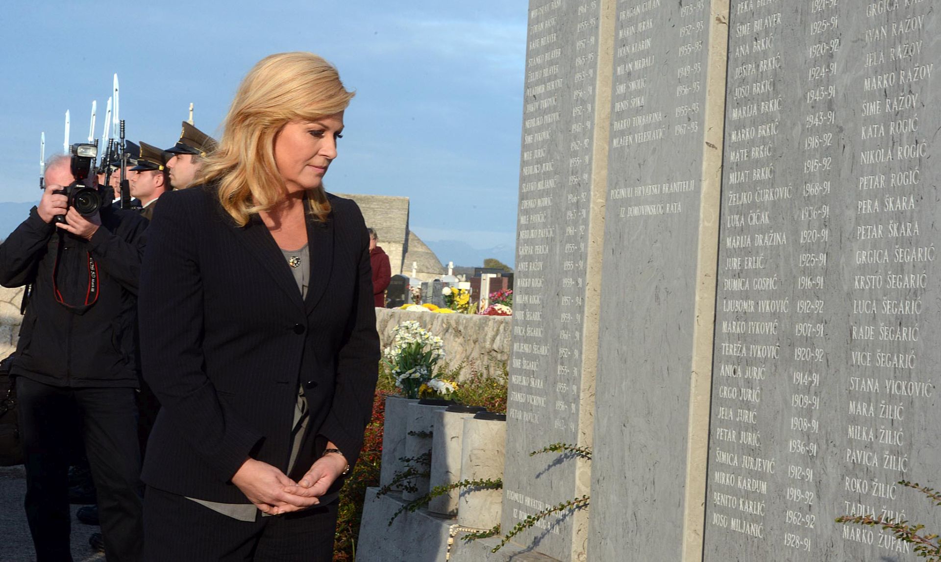 kabrnja, 16.11.2016. - Predsjednica Republike Kolinda Grabar Kitaroviæ poloila je vijenac i zapalila svijeæu kod Spomen-obiljeja masovne grobnice u kabrnji za poginule hrvatske branitelje i civile. Nakon toga poloila je vijenac i zapalila svijeæu ispred Kria poginulim hrvatskim braniteljima na Groblju sv. Luke. Na slici Kolinda Grabar Kitaroviæ na Groblju sv. Luke. 
foto HINA/ ua
