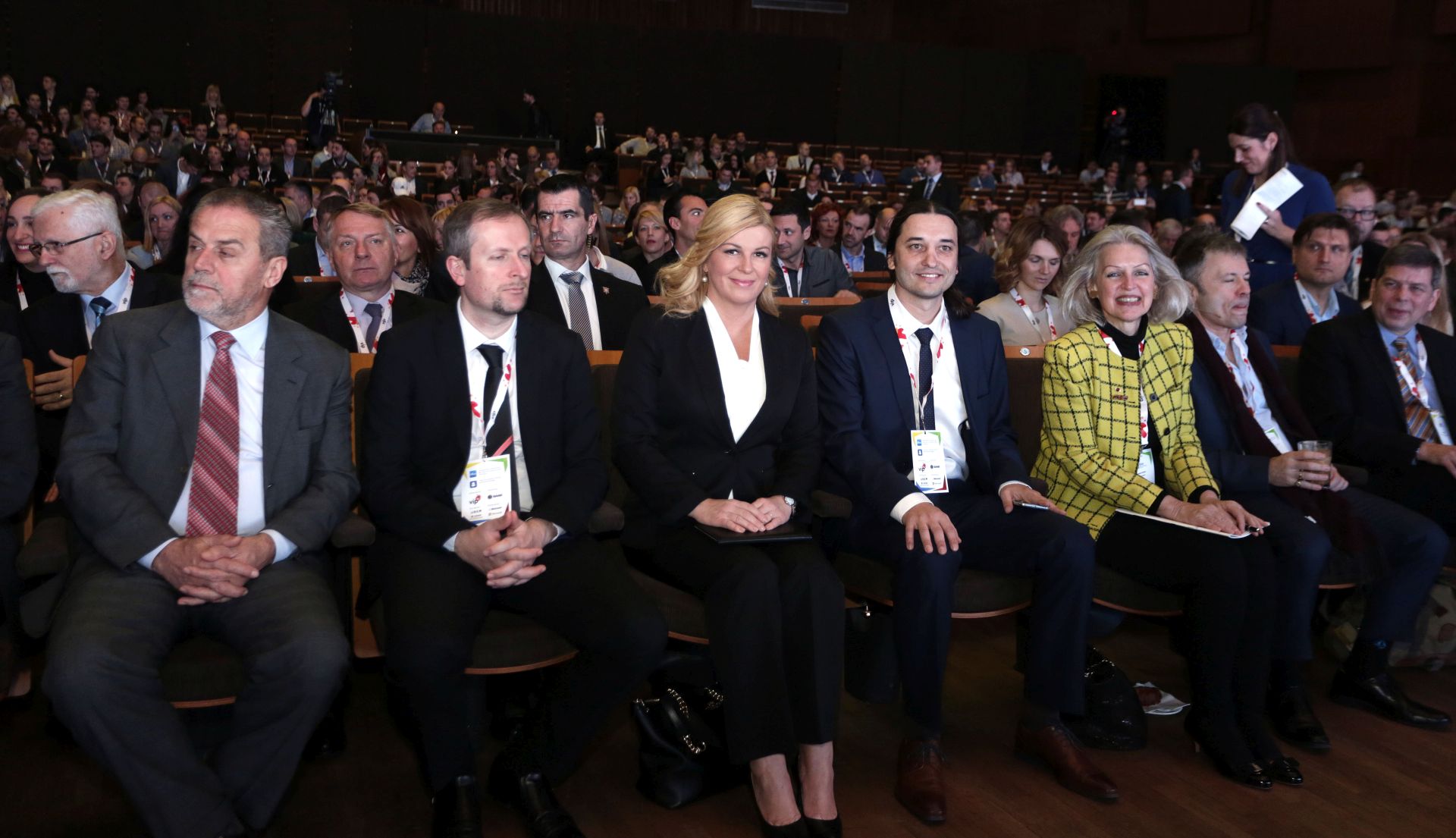 Zagreb, 29.11.2016 - Europska konferencija poslovnih anðela "EBAN Winter University 2016 - Zagreb Connect", koja se prvi put odrava u Hrvatskoj. Oèekuje se vie od tisuæu sudionika iz svijeta, meðu kojima æe biti i brojni europski startupovi i drugi poduzetnici. Domaæin konferencije je hrvatska udruga CRANE ili Hrvatski poslovni anðeli koji su èlanica EBAN-a ili Europske mree poslovnih anðela (European Business Angels Network). Na slici zagrebaèki gradonaèelnik Milan Bandiæ, Ante prlje, predsjednica RH Kolinda Grabar-Kitaroviæ, Davorin tetner, Candace Johnson, Bruce Dickinson, Mark Begich.
foto HINA/ Denis CERIÆ /dc