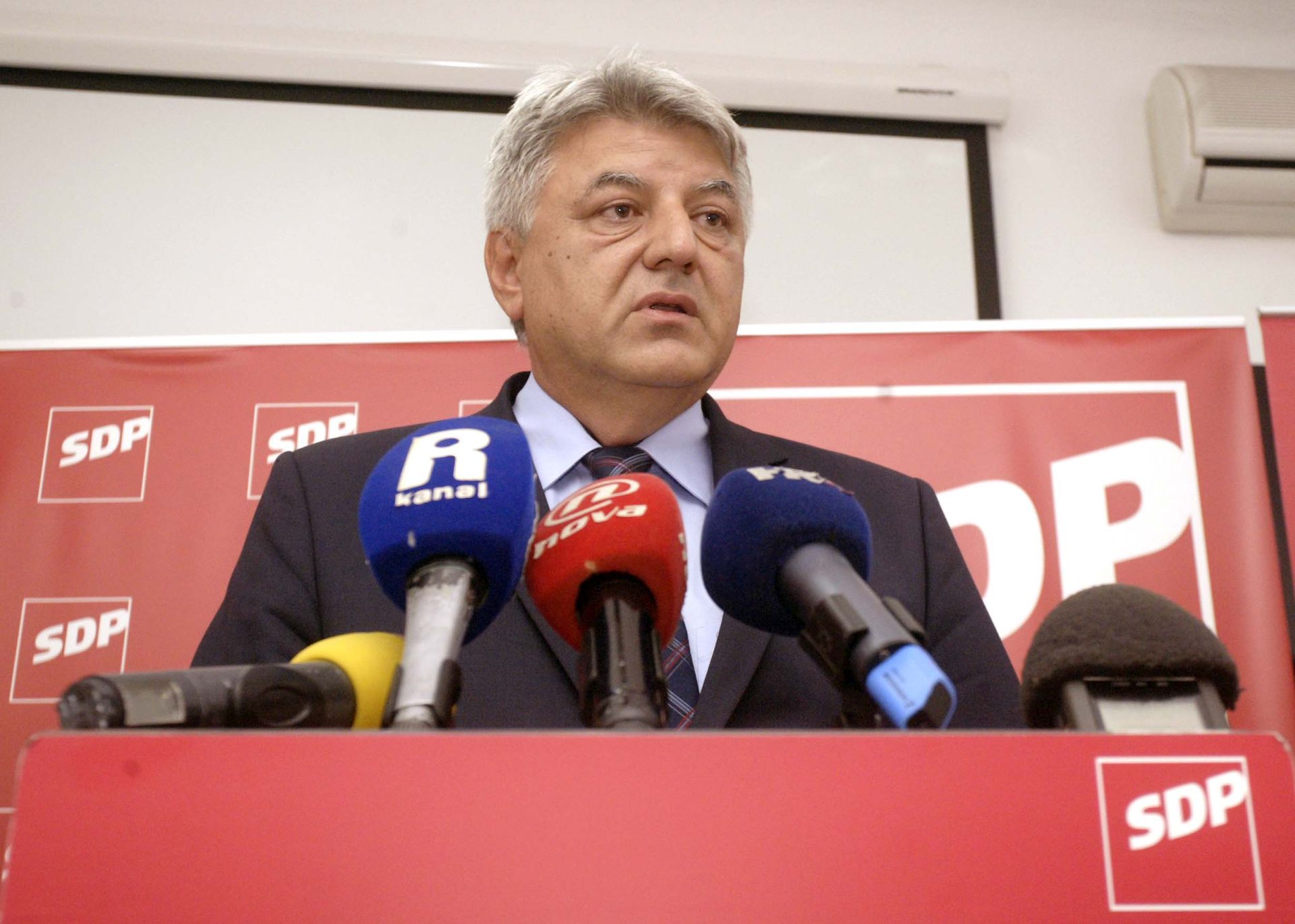 Rijeka, 14.9.2016.- Predsjednik Primorsko-goranskog SDP-a Zlatko Komadina u srijedu na konferenciji za novinstvo u Rijeci, govoreæi o kandidaturi za predsjednika SDP-a, nije potvrdio da æe se kandidirati a na pitanje zbog èega se zbog èega se ne kandidira, kazao je da "je veæ bio kandidat" a da veæ sad ima vie kandidata i da æe ih biti jo.  
foto HINA/ Miljenko KLEPAC/ ua