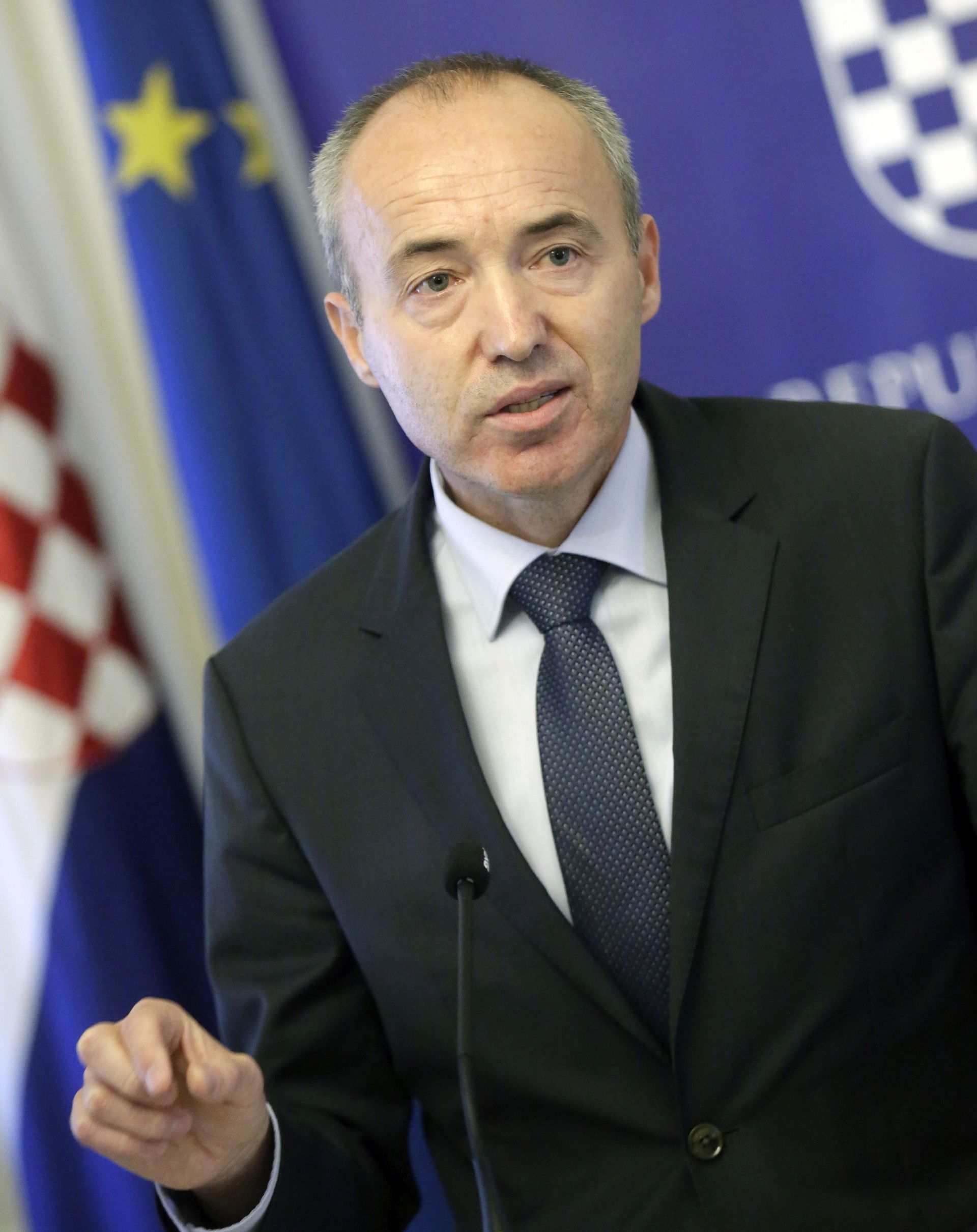 Zagreb, 03.11.2016 - Potpredsjednik Vlade i ministar obrane Damir Krstièeviæ odrao je konferenciju za medije u zgradi Vlade RH.
foto HINA/ Denis CERIÆ /dc