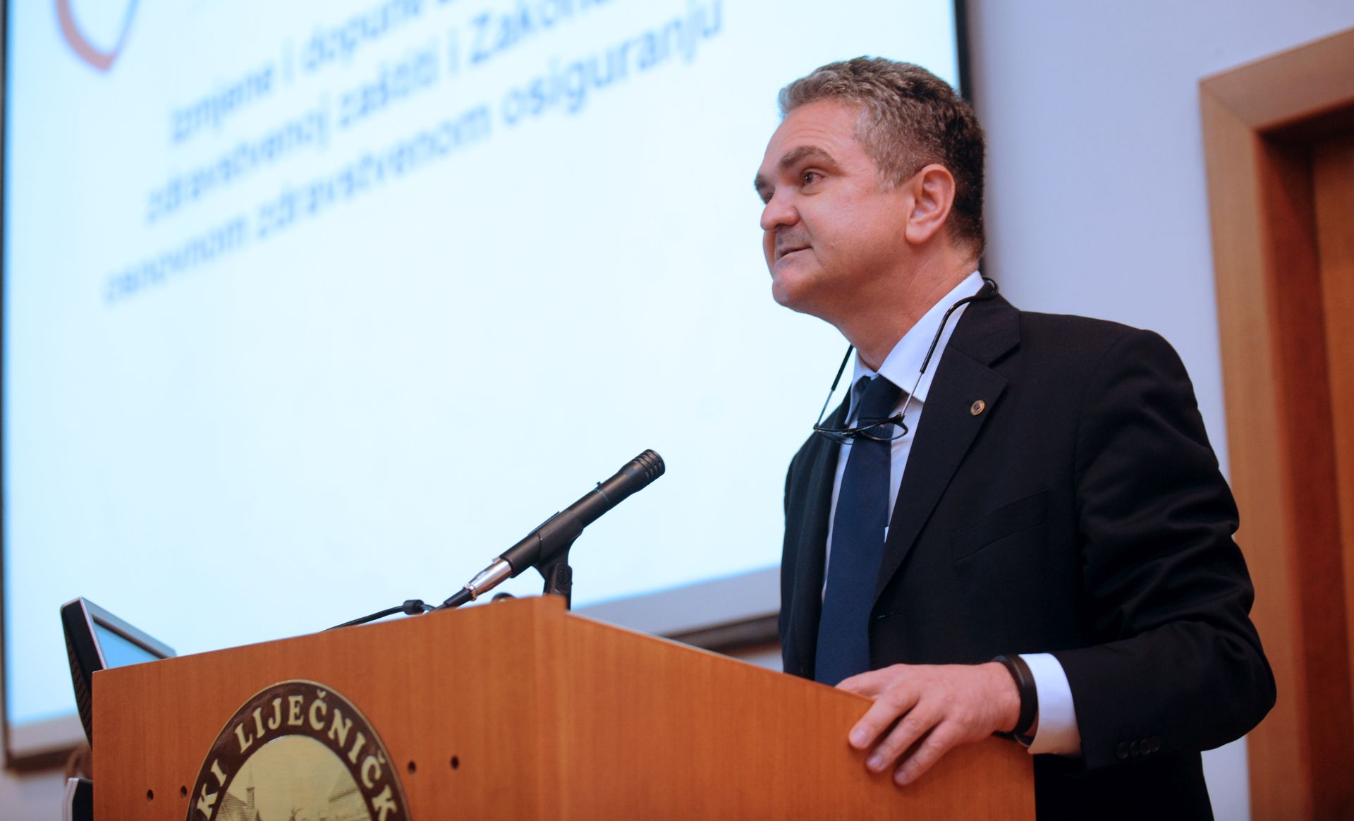 Zagreb, 17.06.2015 - Sjednica Struènog savjeta Hrvatskoga lijeènièkog zbora na temu " HLZ - doprinos javnoj raspravi o prijedlogu Zakona o zdravstvenoj zatiti i Zakona o obveznom zdravstvenom osiguranju". Na fotografiji eljko Krznariæ.  
foto HINA/ Daniel KASAP / dk