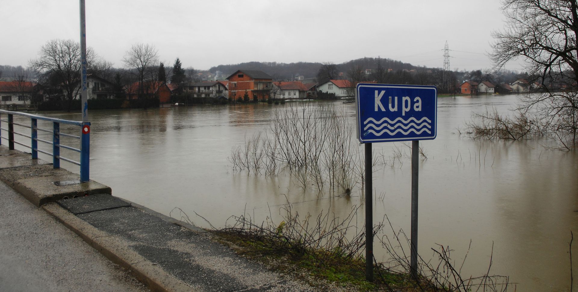Karlovac, 12.02.2014 - Postoji moguænost da vodostaj Kupe kod Karlovca dosegne i osam metara, zbog èega iz Centra za obranu od poplava Hrvatskih voda pozivaju sve mjerodavne slube da se maksimalno angairaju kako bi u naredna 24 sata stanje odrali najboljim to se moe. Na slici poveèani vodostaj rijeke Kupe.
foto FaH/ Mladen VOLARIÆ/ ds