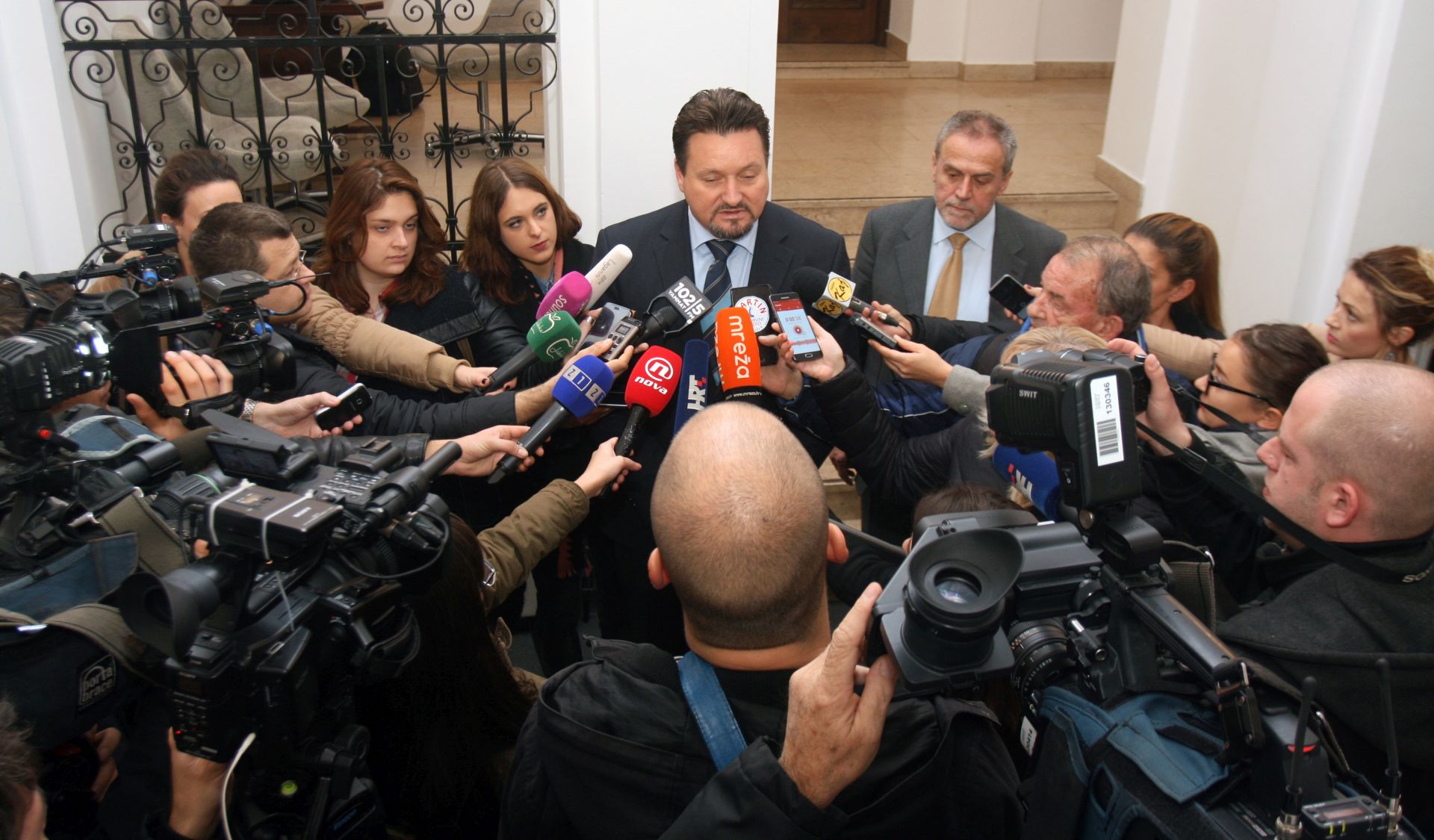 Zagreb, 08.11.2016 - Ministar graditeljstva i prostornoga ureðenja Lovro Kuèeviæ i zagrebaèki gradonaèelnik Milan Bandiæ razgovarali su o Urbanistièkom planu ureðenja "Skijaki kompleks". Na fotgrafiji izjave izjava za medije poslije sastanka. foto HINA /Zvonimir KUHTIÆ/ zk