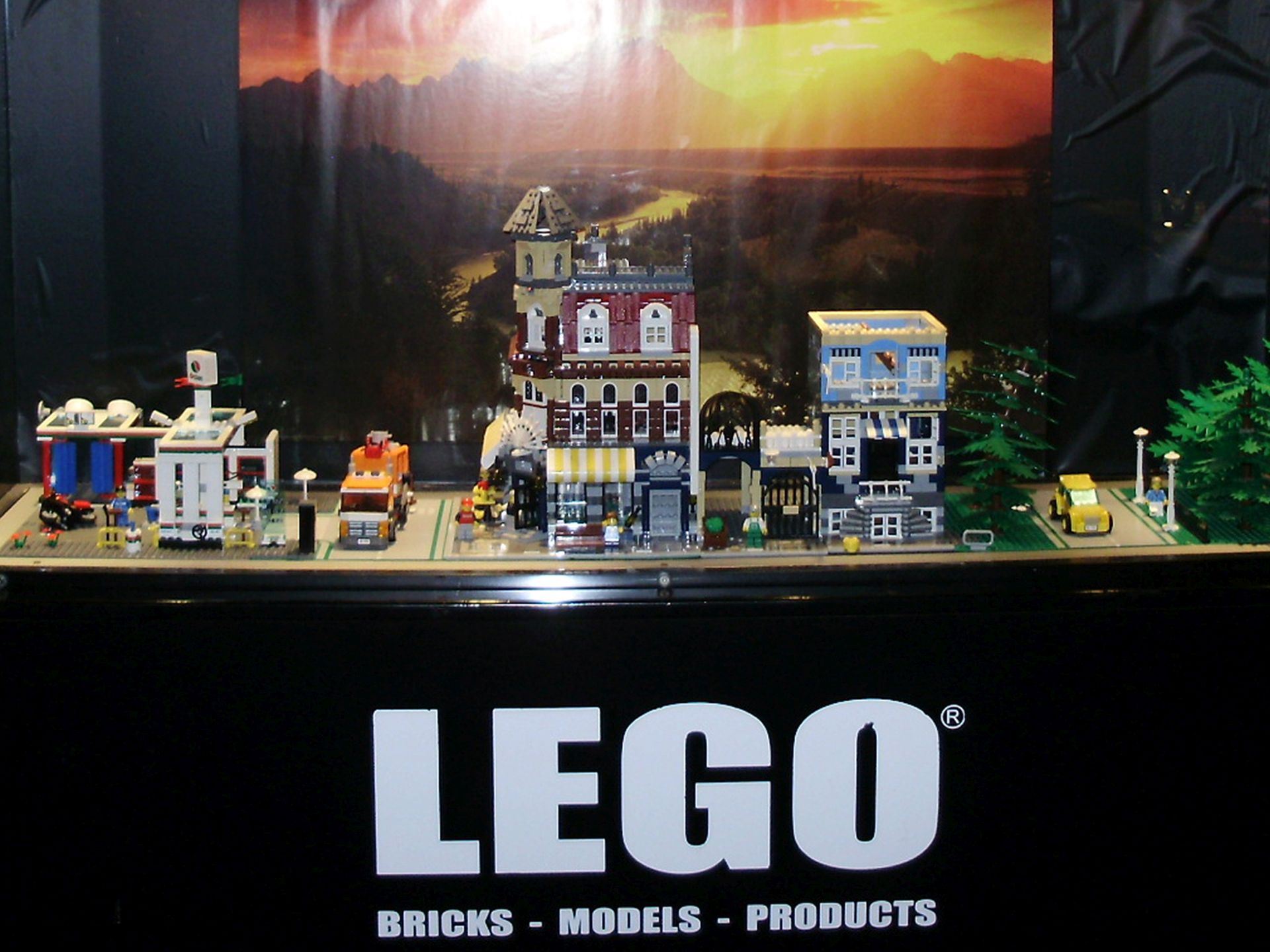 Zagreb, 17.6.2015. - Oblik Lego figurica zatiæeno je intelektualno vlasnitvo, to znaèi da se ne moe kopirati, presudio je sud Europske unije u najnovijem sporu oko intelektualnog vlasnitva nad poznatim igraèkama. Arhivska fotografija od 07.12.2011. godine prikazuje Lego izlobu u Gradskoj portskoj dvorani u Varadinu.
foto HINA / mm