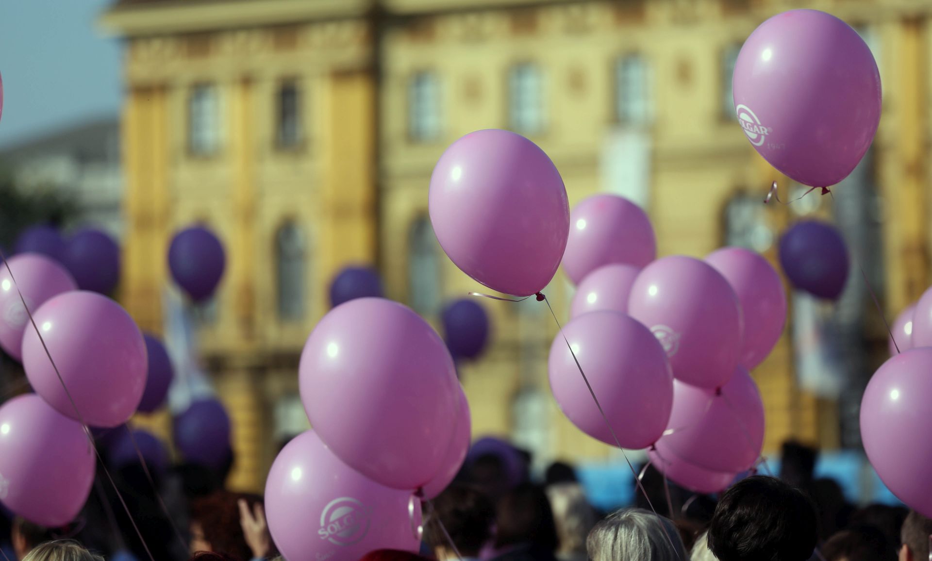 Zagreb, 1.10.2016 - U organizaciji Udruge Europa Donna Hrvatska - hrvatskog foruma za borbu protiv raka dojke održan je Dan ružičaste vrpce, koji se tradicionalno održava 17. godinu. Glavni cilj kampanje "Darujmo ružičasti život", jest prikupljanje sredstava za aparat za intraoperativnu radioterapiju žena oboljelih od raka dojke. 
Foto Hina/ Dario GRZELJ/ dag