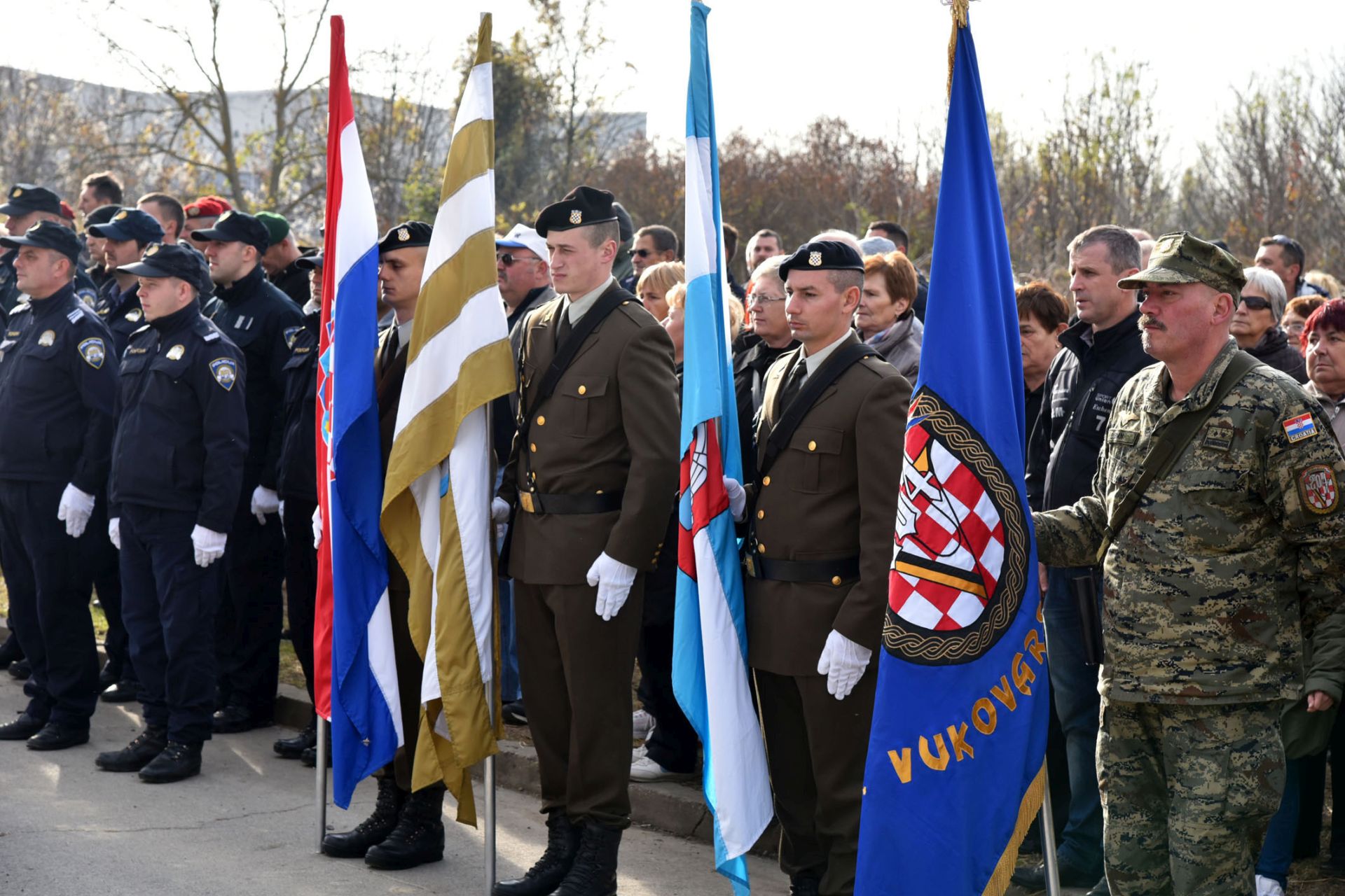 Vukovar, 19.11.2016. - Obiljeavanje Dana sjeæanja na rtvu Vukovara 1991. godine nastavljeno je u subotu odavanjem poèasti poginulim i nestalim hrvatskim braniteljima i civilima u vukovarskoj gradskoj èetvrti Borovu naselju.
foto HINA/ ua