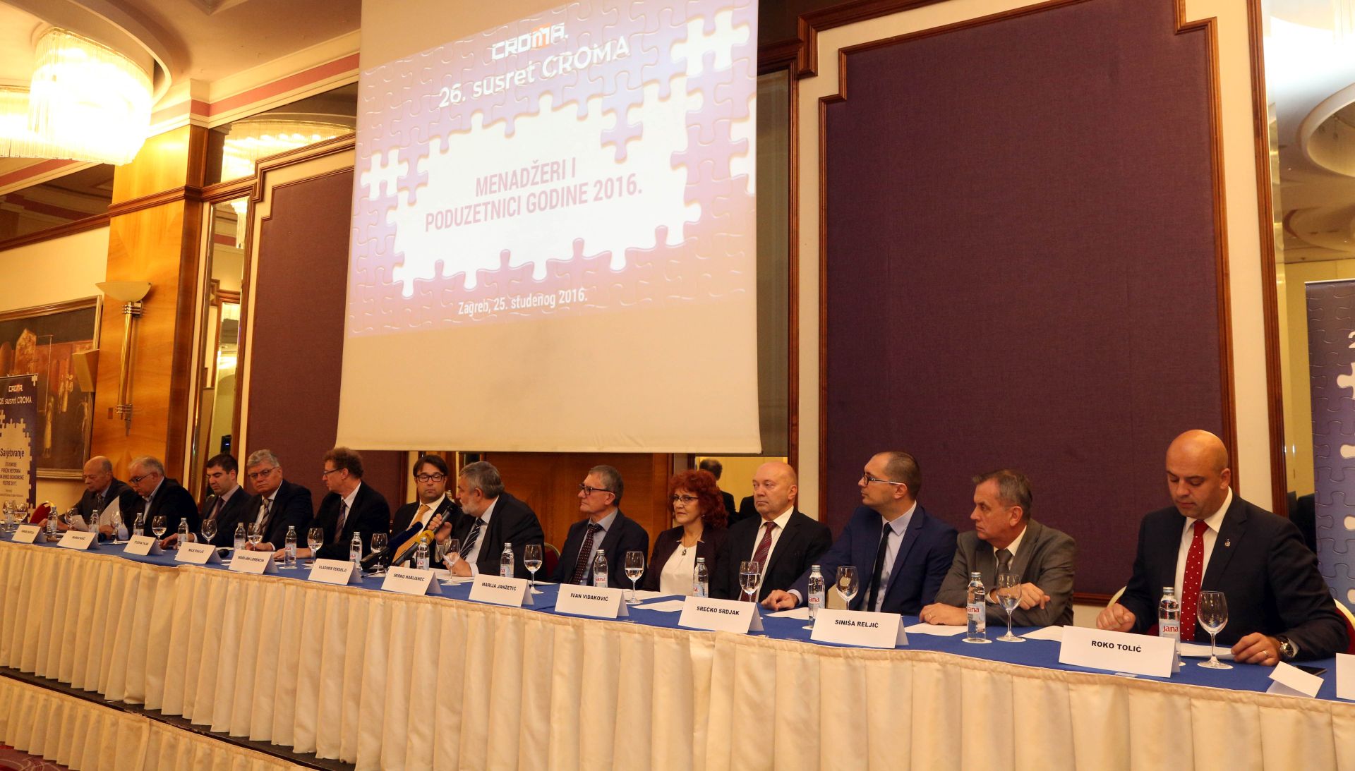 Zagreb, 25.11.2016 - U organizaciji Hrvatskog udruženja menadžera i poduzetnika (CROMA) održava se 26. susret CROM-a u sklopu kojeg će biti održano savjetovanje na temu što donosi porezna politika i smjernice ekonomske politike 2017. Na skupu su dodijeljene i nagrade Menadžeri i poduzetnici godine 2016. 
Foto HINA/ Dario GRZELJ/ dag