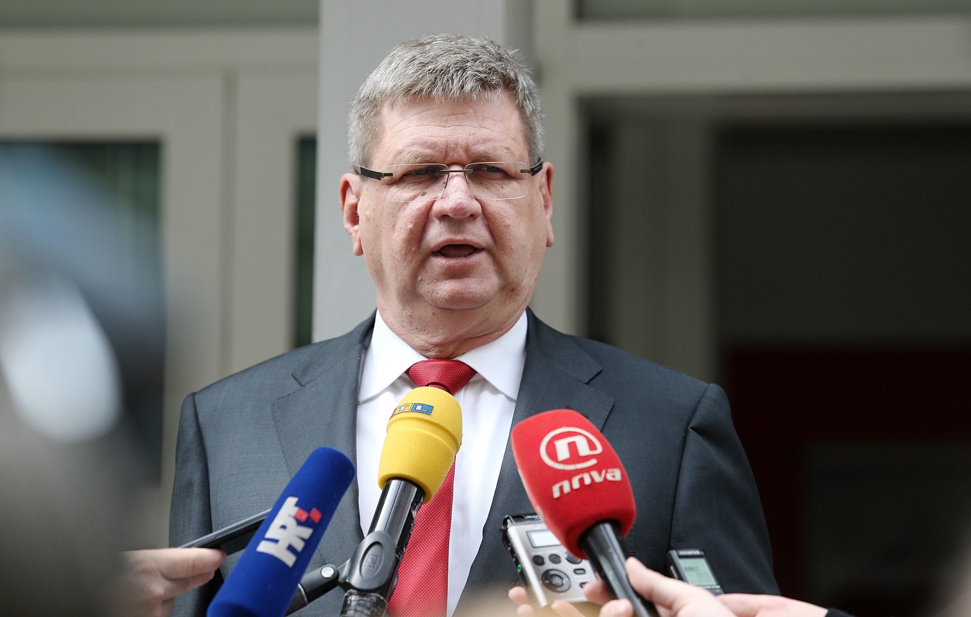 01.04.2016., Zagreb - Mirando Mrsic odrzao je konferenciju za medije ispred sjedista SDP-a povodom najave Vlade RH o produzenju radnog vremena na 9 sati. Photo: Dalibor Urukalovic/PIXSELL
