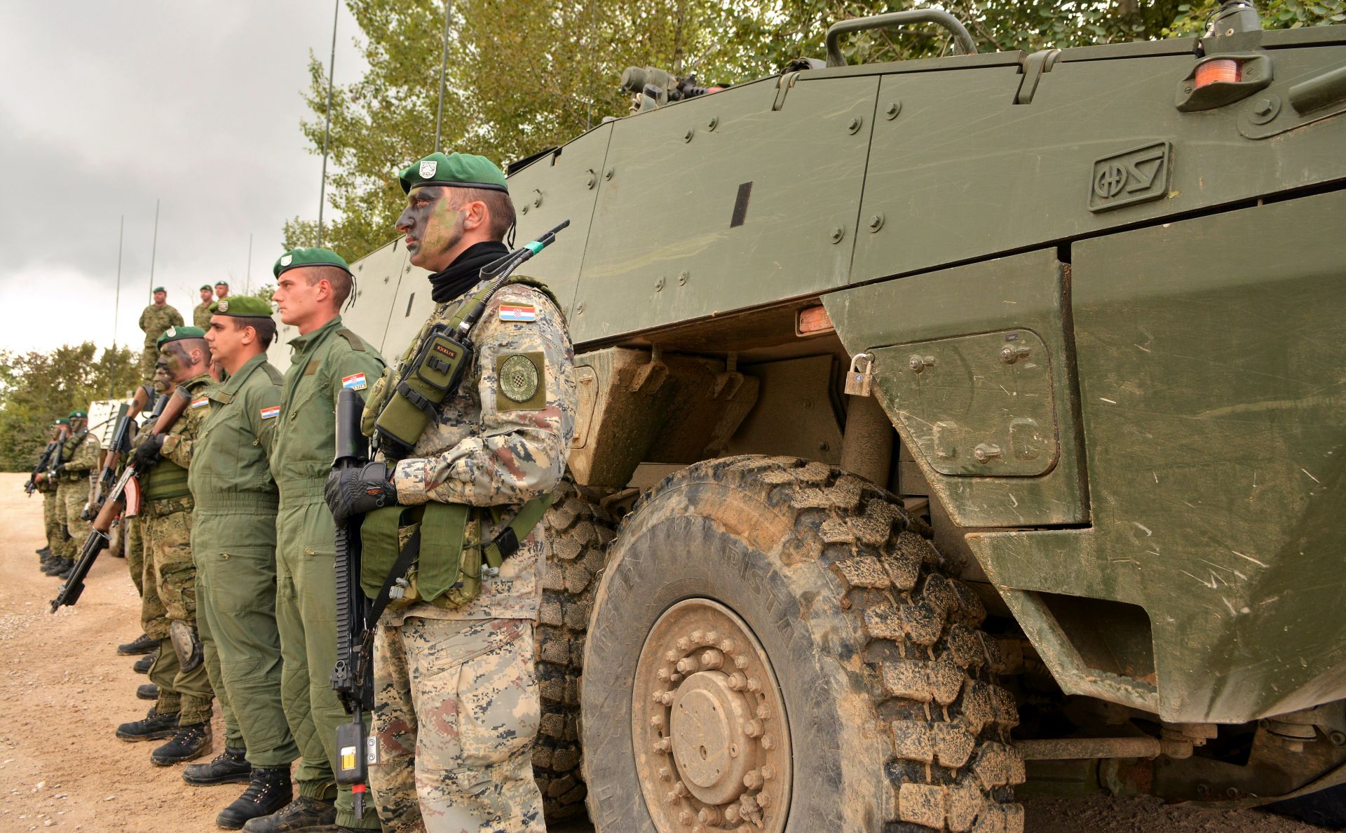 Slunj, 20. rujna 2016. - Na vojnom poligonu "Eugen Kvaternik" na Slunju odrava se Dan za medije meðunarodne vojne vjebe "Immediate Response 16". Rijeè je o multinacionalnoj godinjoj vojnoj vjebi koja se tijekom rujna istodobno provodi na podruèju Hrvatske i Slovenije, sa ciljem izgradnje povjerenja i promicanja regionalne sigurnosti i stabilnosti, jaèanja partnerskih sposobnosti i unaprjeðenja interoperabilnosti sudjelovanjem zemalja èlanica NATO saveza i Partnerstva za mir. Na vjebi sudjeluju pripadnici oruanih snaga deset zemalja. 
foto HINA / Mladen VOLARIÆ / mm