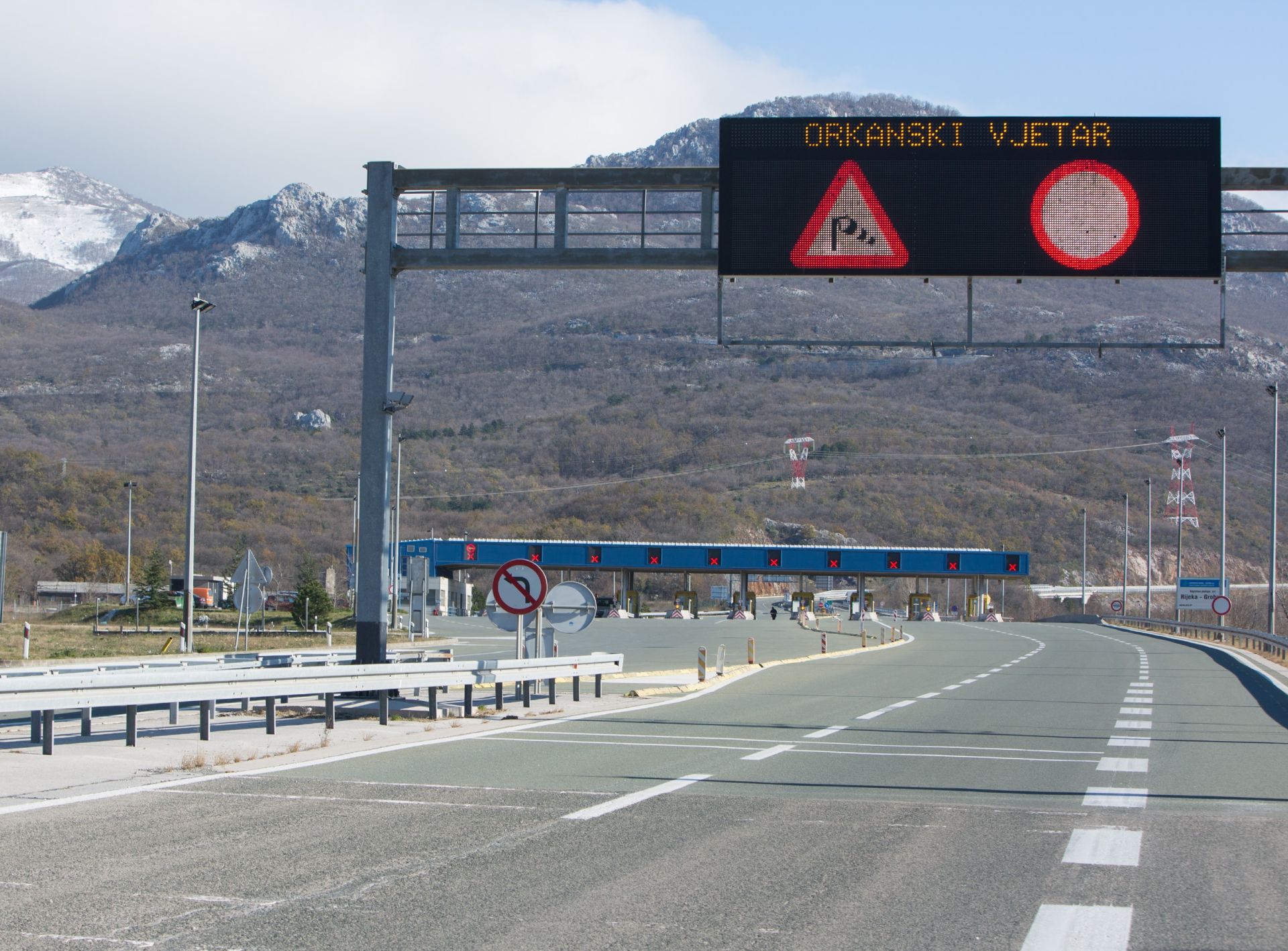 27.11.2015. Grobnik - Zbog orkanske bure koja puse dionica autoceste A6 Kikovica - Ostrovica zatvorena je za sve kategorije vozila.
Photo: Nel Pavletic/PIXSELL