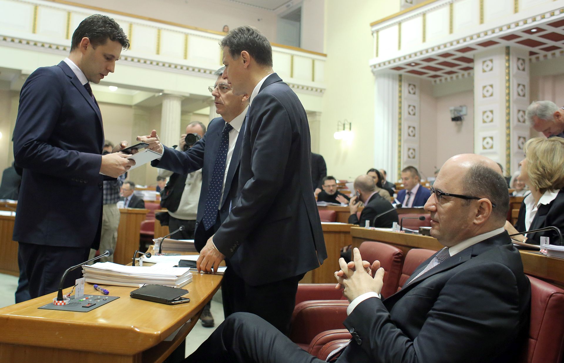 Zagreb, 29.11.2016 -  Nastavljena je Druga sjednica Hrvatskog sabora na kojoj se našlo više tema, među kojima i Prijedlog novog zakona o javnoj nabavi, prema kojemu najniža cijena više ne bi bila jedini i najvažniji kriterij za ocjenu ponuda. Sabor je na početku rada glasovao o rebalansu ovogodišnjeg državnog proračuna. Na slici Božo Petrov,Željko Reiner,Gordan Jandroković i Milijan Brkić.
foto HINA/ Tomislav PAVLEK /tp