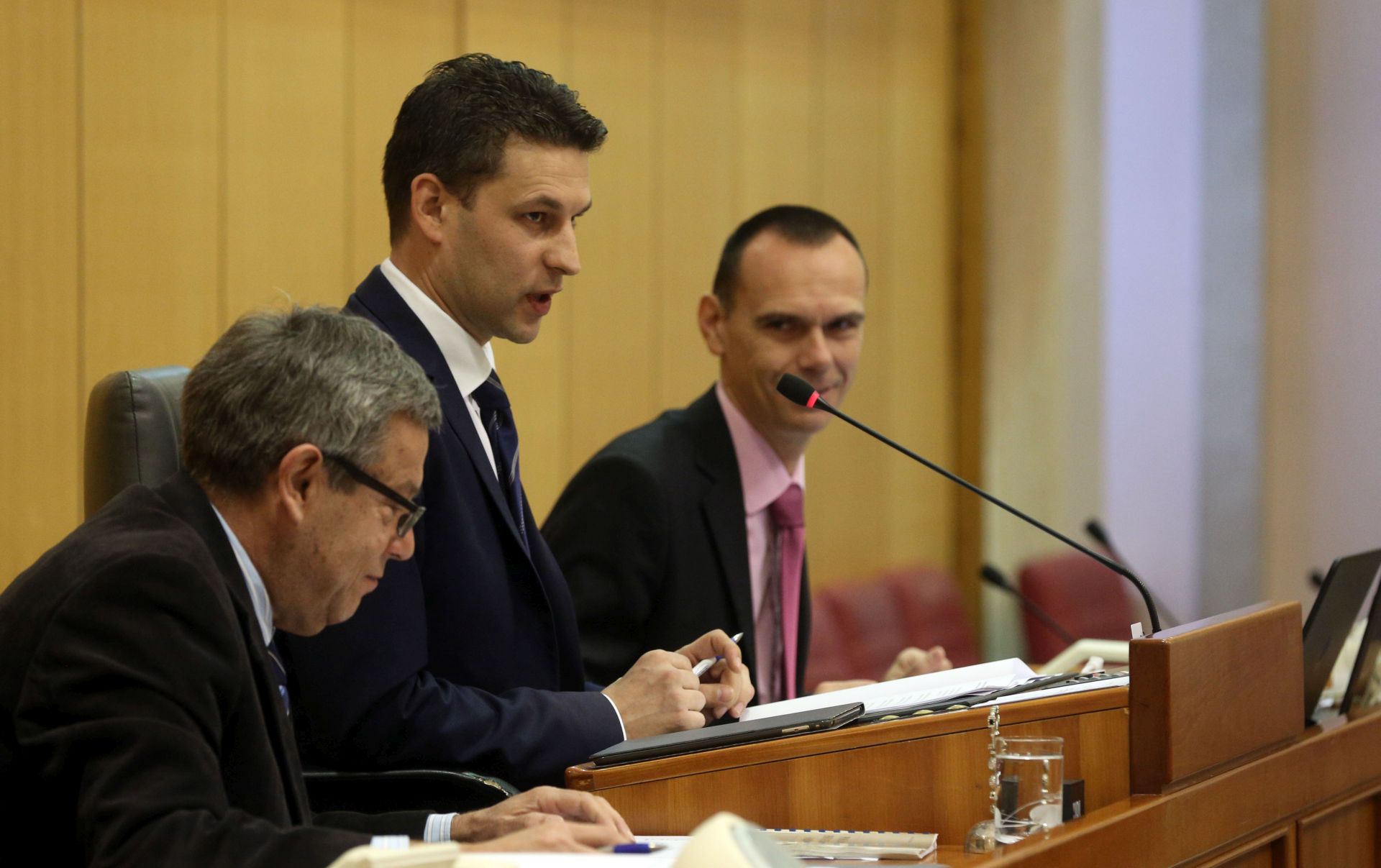 Zagreb, 10.11.2016 - Sjednica Hrvatskog sabora nastavljena je raspravom o Prijedlogu odluke o razrješenju člana i imenovanju članice Povjerenstva za fiskalnu politiku. Na slici predsjednik Sabora Božo Petrov.
Foto Hina/ Dario GRZELJ/ dag