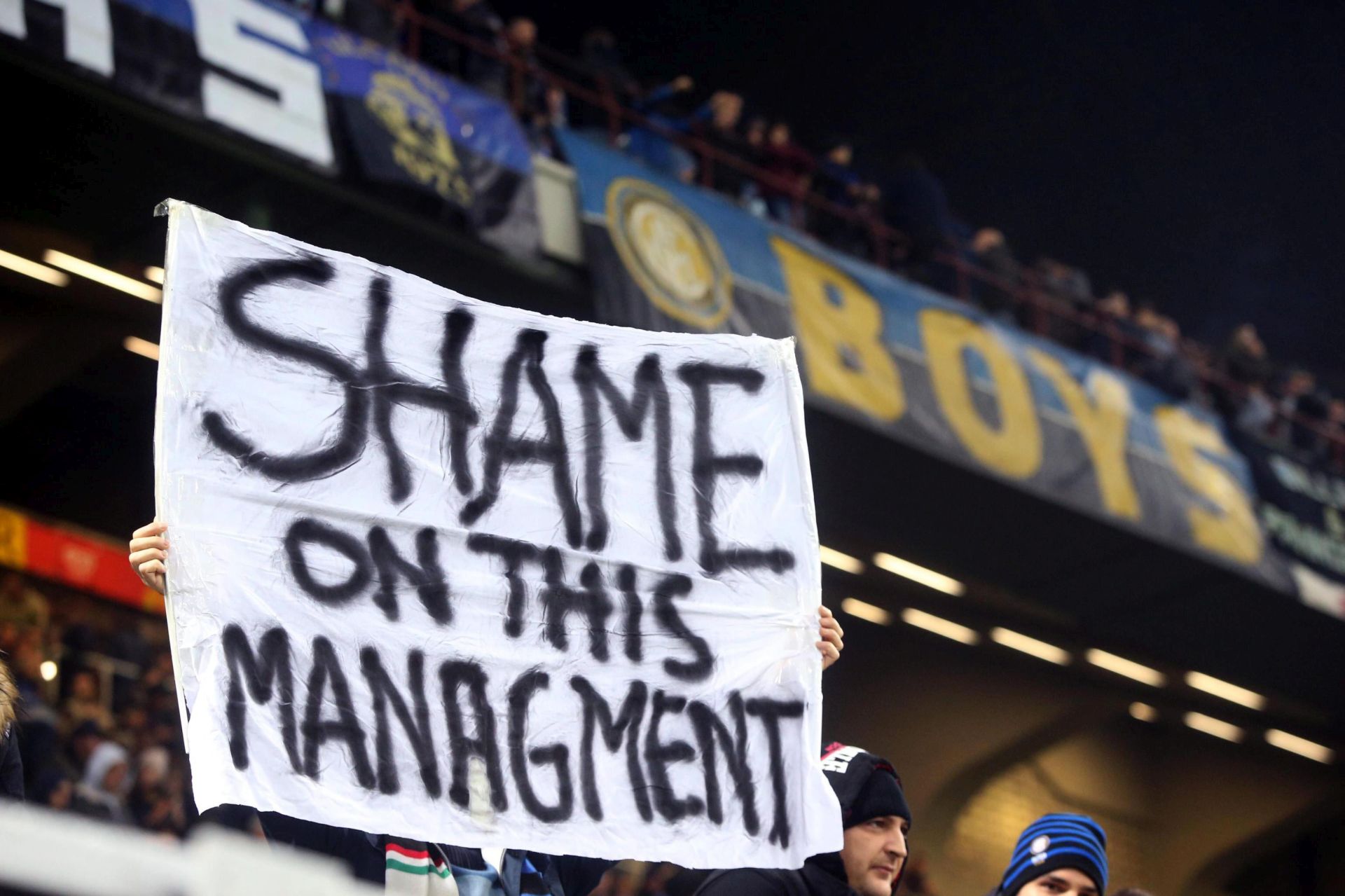 epa05620258 Fc Inter's supporters display a banner during the Italian serie A soccer match between Fc Inter and Fc Crotone at Giuseppe Meazza stadium in Milan, Italy, 6 November 2016.  EPA/MATTEO BAZZI