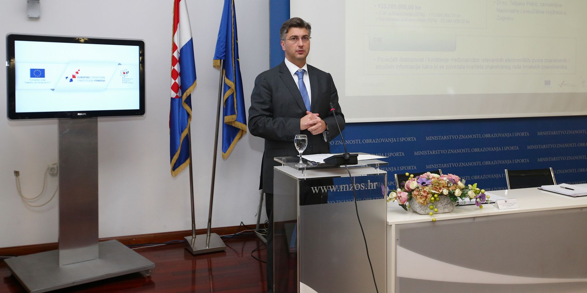25.11.2016., Zagreb - U Ministarstvu znanosti i obrazovanja odrzano je svecano potpisivanje ugovora o bespovratnim sredstvima za provedbu projekta pod nazivom "Povecanje pristupa elektronickim izvorima znanstvenih i strucnih informacija - e-Izvori", u sklopu Operativnoga programa "Ucinkoviti ljudski potencijali 2014. - 2020." iz Europskoga socijalnog fonda. Predsjednik Vlade Andrej Plenkovic. Photo: Zeljko Lukunic/PIXSELL