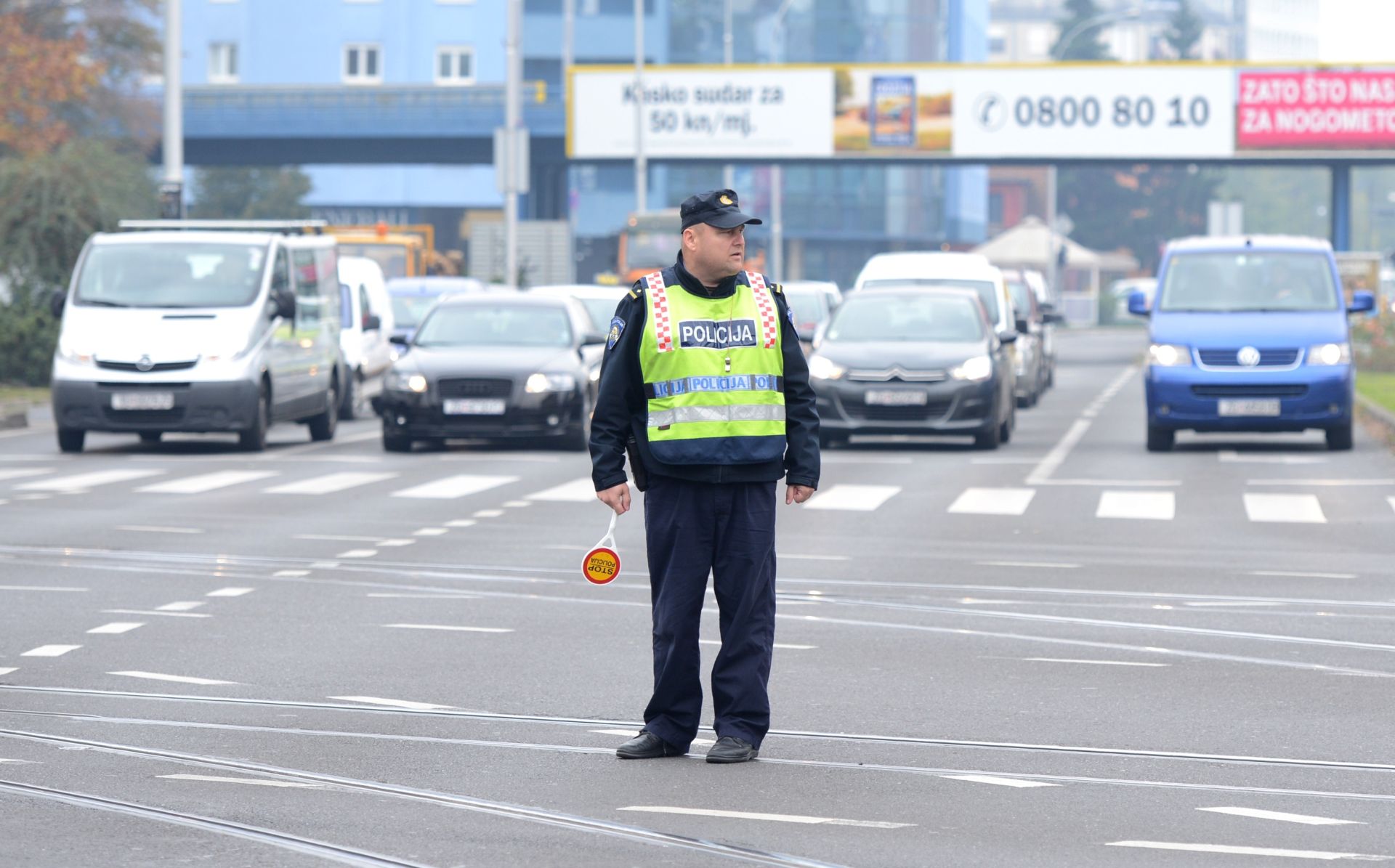 30.10.2014., Zagreb - Kolona branitelja, ratnih vojnih invalida 1. skupine krenula je u 11 sati pjesice iz Savske prema Hrvatskom saboru gdje ce se sastati s predsjednikom Hrvatskog sabora Josipom Lekom. Policajac regulira promet. Photo: Marko Lukunic/PIXSELL