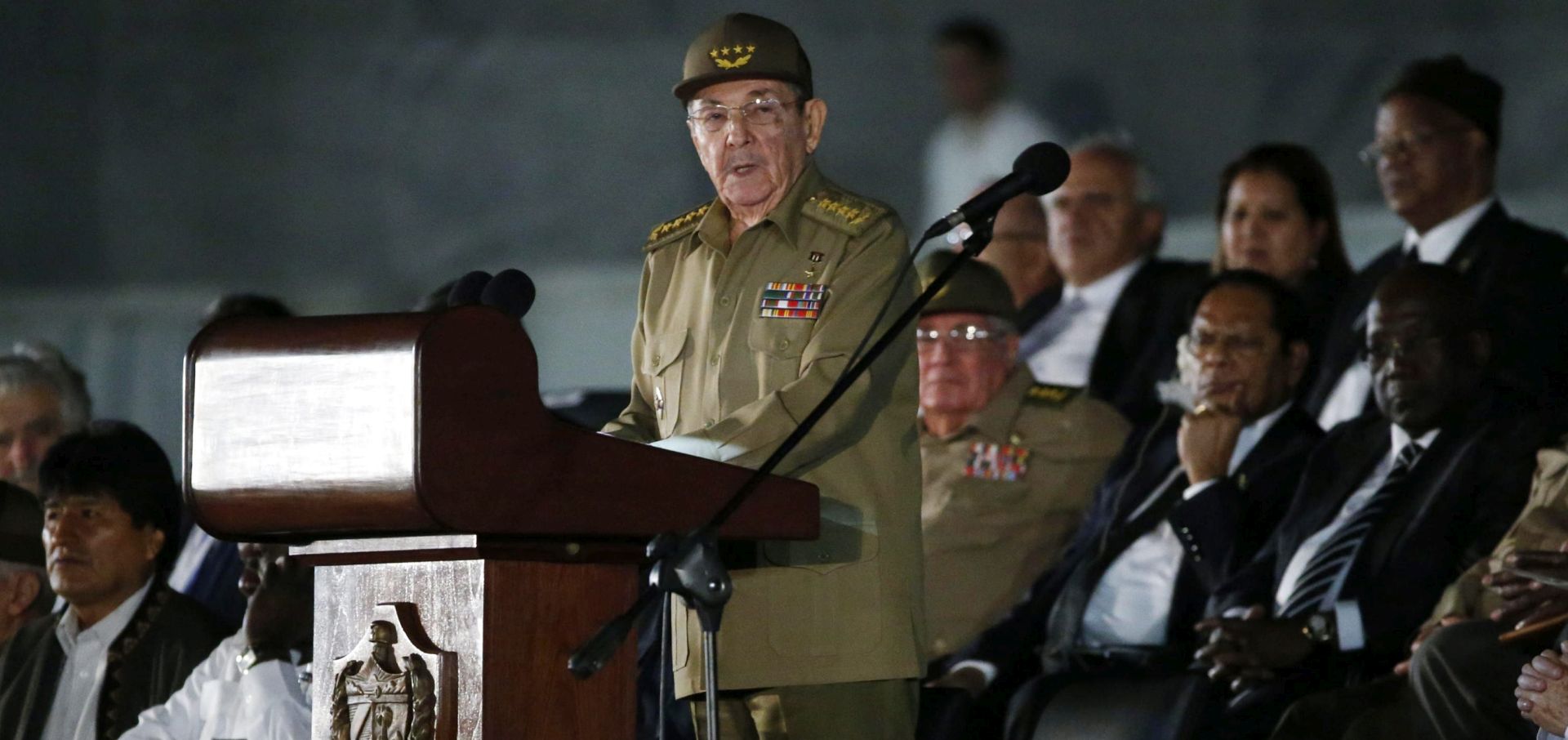 epa05652983 Cuban President Raul Castro (C) speaks during the farewell ceremony for the late Cuban former President Fidel Castro at the Plaza de la Revolucion of Havana, Cuba, 29 November 2016. Cubans are gathering at the Jose Marti Monument in Havana's Plaza of the Revolution to bid farewell to Cuban former President Fidel Castro. Castro died at the age of 90 on 25 November.  EPA/ZIPI