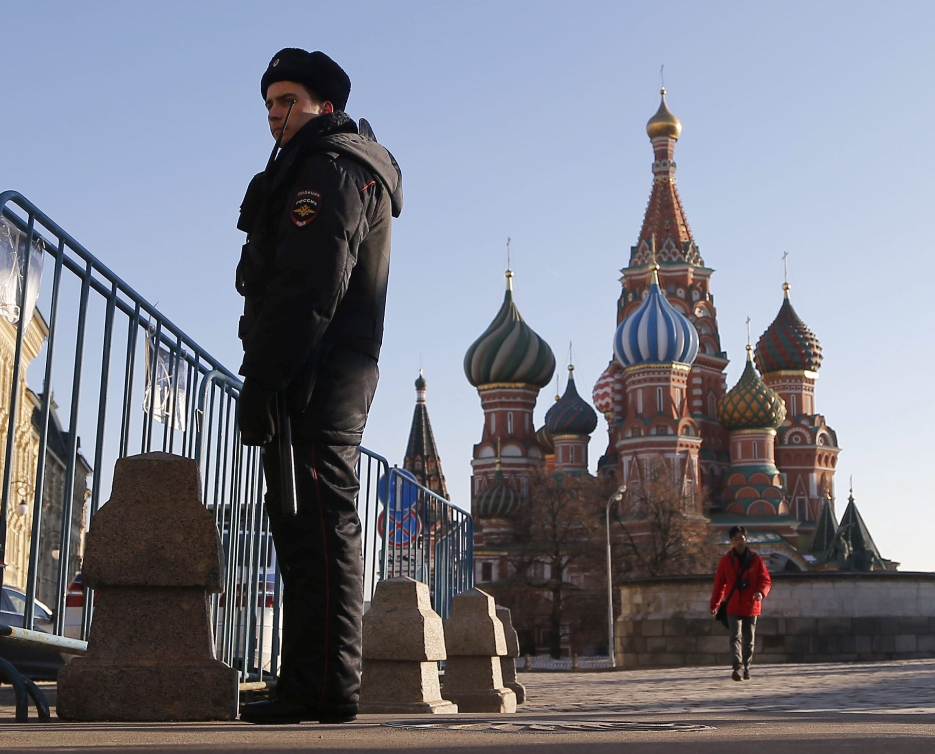 epa05149685 A Russian policeman stands on Red square in Moscow, Russia, 08 February 2016. Russian Federal Security Service (FSB) announced it has detained seven suspected Islamic State members in Yekaterinburg on 08 February. The authorities believe the suspects were preparing terrorist attacks in Moscow, St. Petersburg and Yekaterinburg.  EPA/MAXIM SHIPENKOV