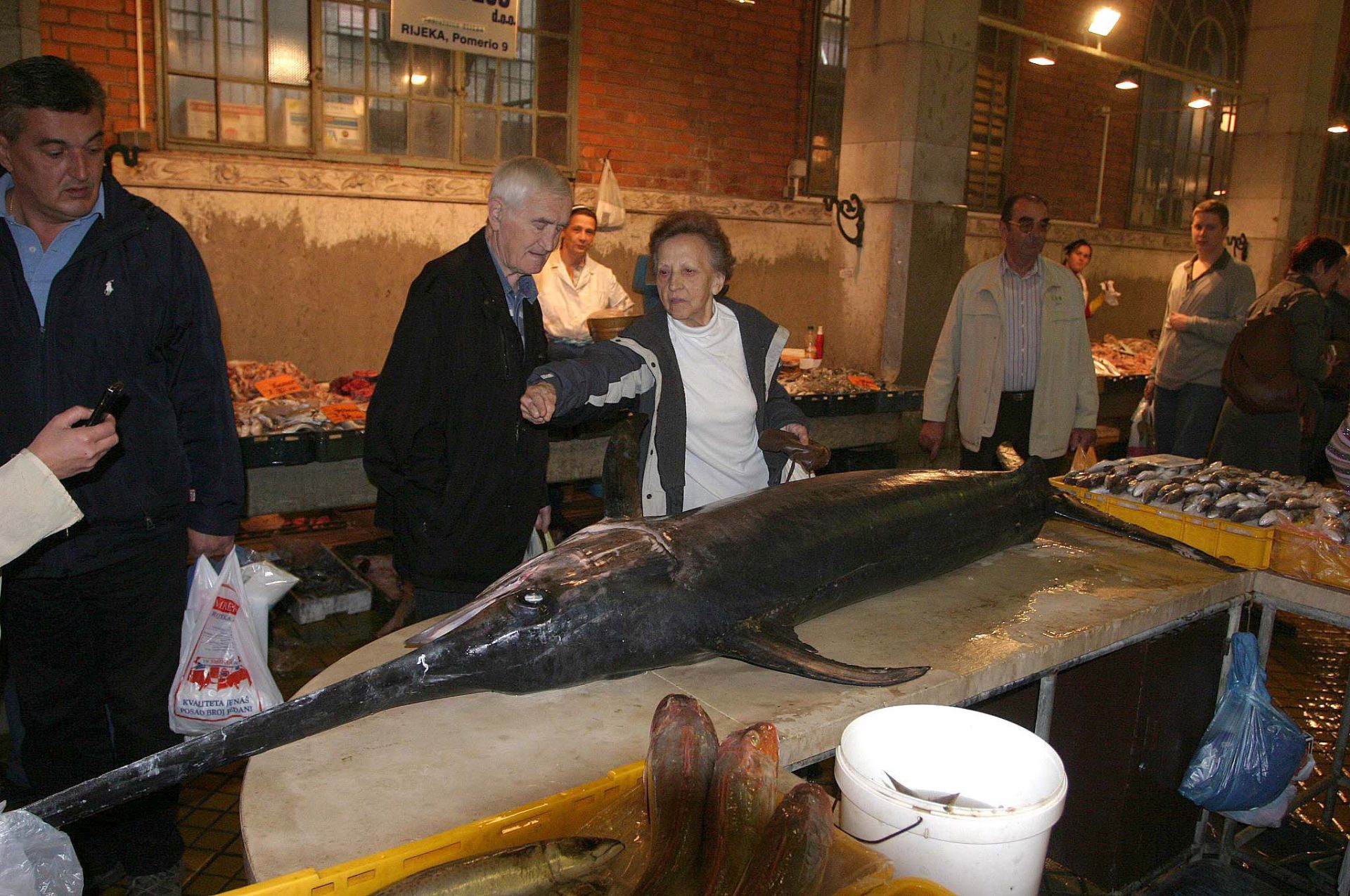 Rijeka, 16.10.2008 - Jutros je mnoge rijeèane koji su pohodili ribarnicu na glavnoj trnici zadivio ulov sabljarke od 80 kilograma koja je ulovljena u vodama srednje Dalmacije.
foto FaH/ Miljenko KLEPAC