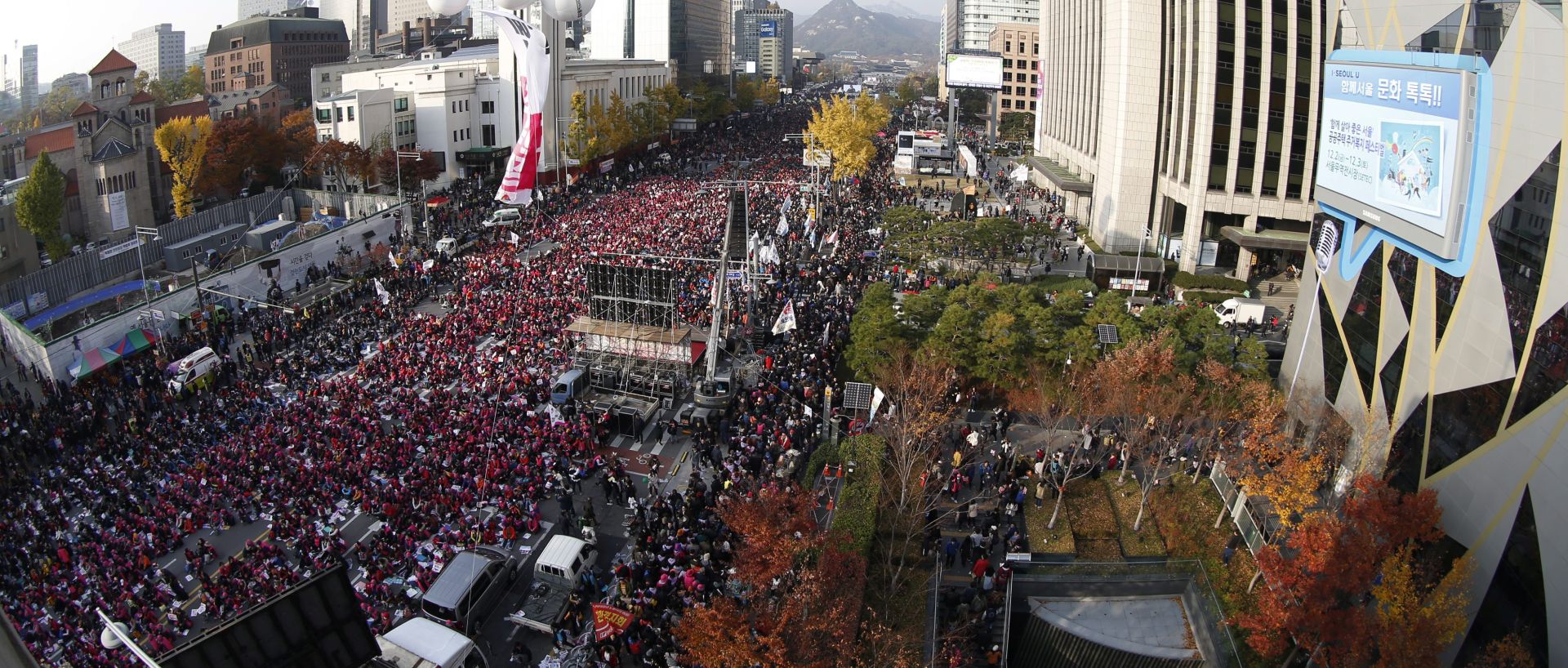 epa05627832 People gather during a protest against South Korean President Park Geun-Hye on a main street in Seoul, South Korea, 12 November 2016. The protesters gathered to demand South Korean President Park's resignation after she had issued a rare public apology on 04 November after acknowledging close ties to Choi Sun-sil, who is in the center of a corruption scandal.  EPA/JEON HEON-KYUN/POOL