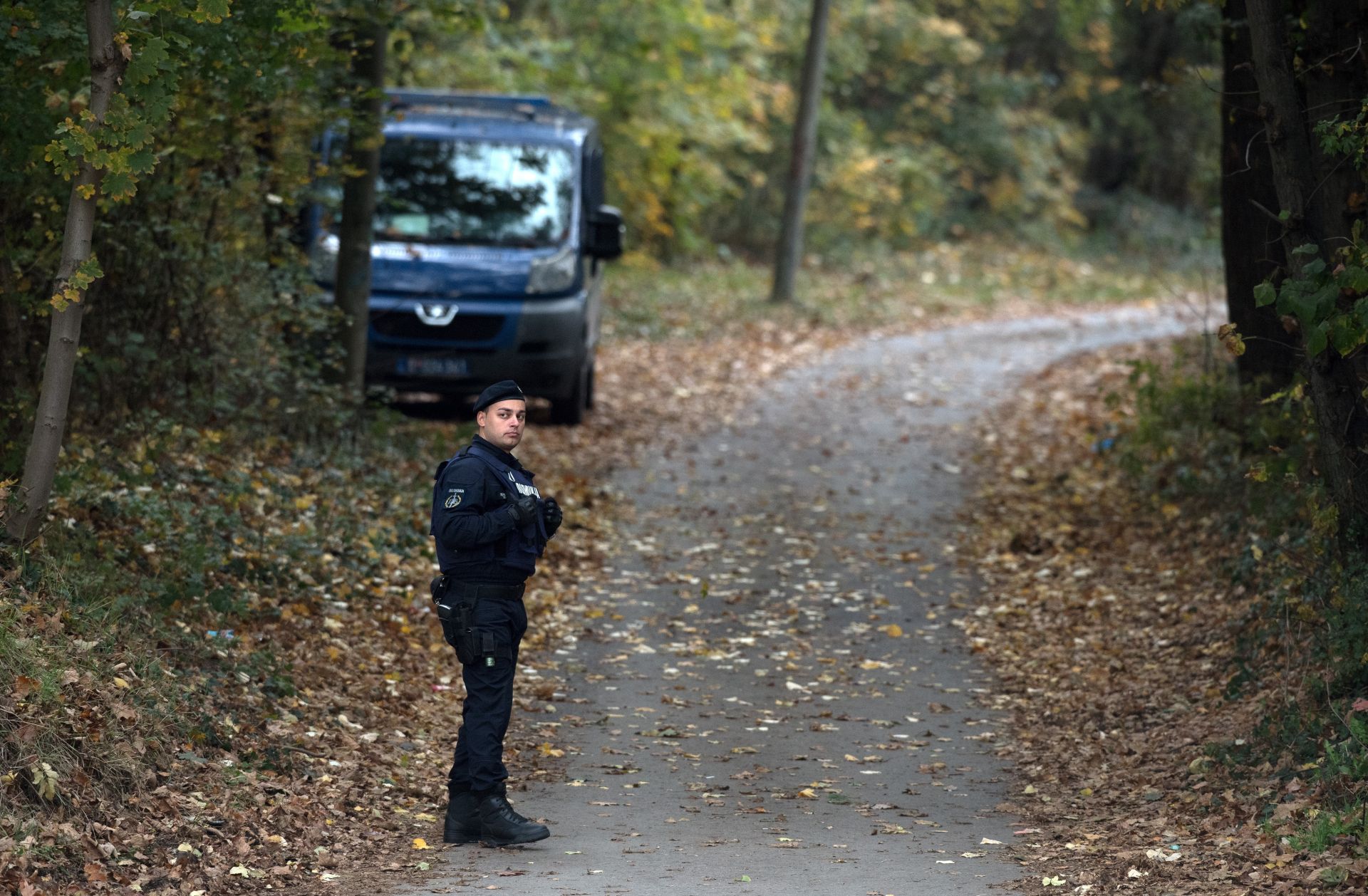 30.10.2016., Jajinci, Beograd, Srbija - Policija osigurava put u  blizini obiteljske kuce premijera Srbije gdje je jucer pronadjen automobil s oruzjem. Vozilo je blindirano, a u njemu su u sanducima pronadjene jedna zolja, cetiri rucne bombe, 100 komada municije kalibra 7,62 milimetra, te jos streljiva nepoznatog kalibra. 
Photo: Srdjan Ilic/PIXSELL