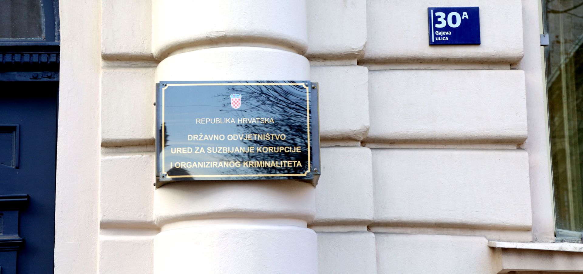 Zagreb, 19.11.2015. - Privoðenje osumnjièenika u sjedite USKOK-a u sklopu akcije u kojoj je uhiæen izvrni predsjednik GNK Dinama Zdravko Mamiæ, njegov sin Marijo,  izvrni predsjednik Hrvatskog nogometnog saveza (HNS) Damir Vrbanoviæ, te dvojica poduzetnika, Igor Krota i Sandro Stipanèiæ. Na fotografiji ploèa na zgradi sjedita USKOK-a.
foto HINA / Dario GRZELJ / mm