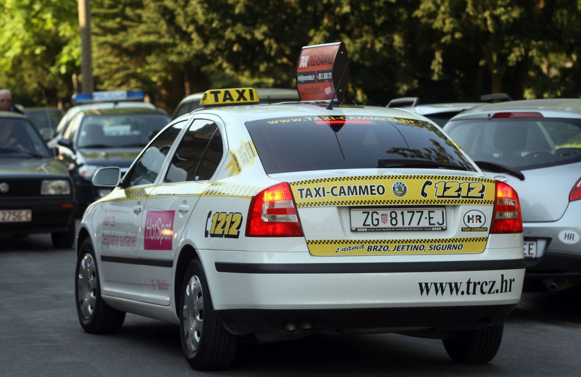 Zagreb, 27.05.2011 - Arhivska fotografija od 22.04.2011. godine prikazuje automobil trvtke Taxi Cammeo na zagrebaèkim ulicama. Iz Taxi Cammea danas su upozorili kako su, od dolaska na zagrebaèke ulice, 22. travnja, njihovi taksisti neprestano izloeni "psihièkim i fizièkim napadima", kao i neugodnim incidentima s pojedinim taksi vozaèima iz Udruenja taksista posebno u kasnim veèernjim satima, a incidenti su i sve nasilniji pa su, kako navode, dva njihova vozaèa, zbog ozljeda, zatraila i hitnu medicinsku pomoæ. 
foto FaH/ Damir SENÈAR /ds