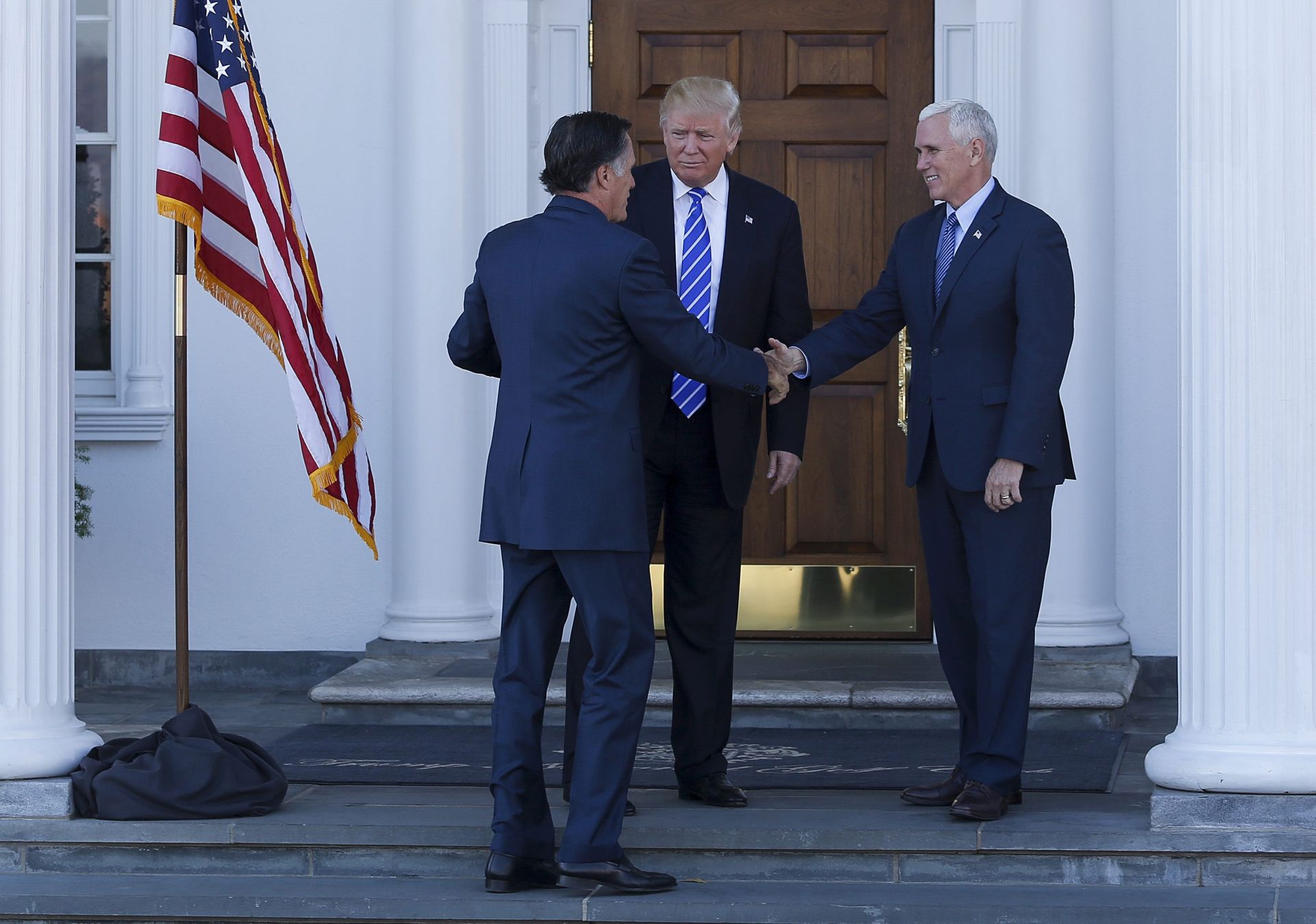 epa05638614 US President-elect Donald Trump (C) and Vice President-elect Mike Pence (R) greet Former Massachusetts Governor Mitt Romney (L) at the clubhouse at Trump International Golf Club, in Bedminster Township, New Jersey, USA, 19 November 2016.  EPA/Aude Guerrucci / POOL